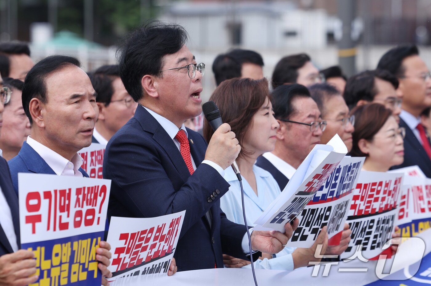 본문 이미지 - 송언석 국민의힘 당대표 권한대행 겸 원내대표 등 의원들이 1일 서울 용산구 대통령실 앞에서 열린 현장 의원총회에서 김민석 국무총리 후보자 지명 철회를 촉구하고 있다. 2025.7.1/뉴스1 ⓒ News1 박지혜 기자