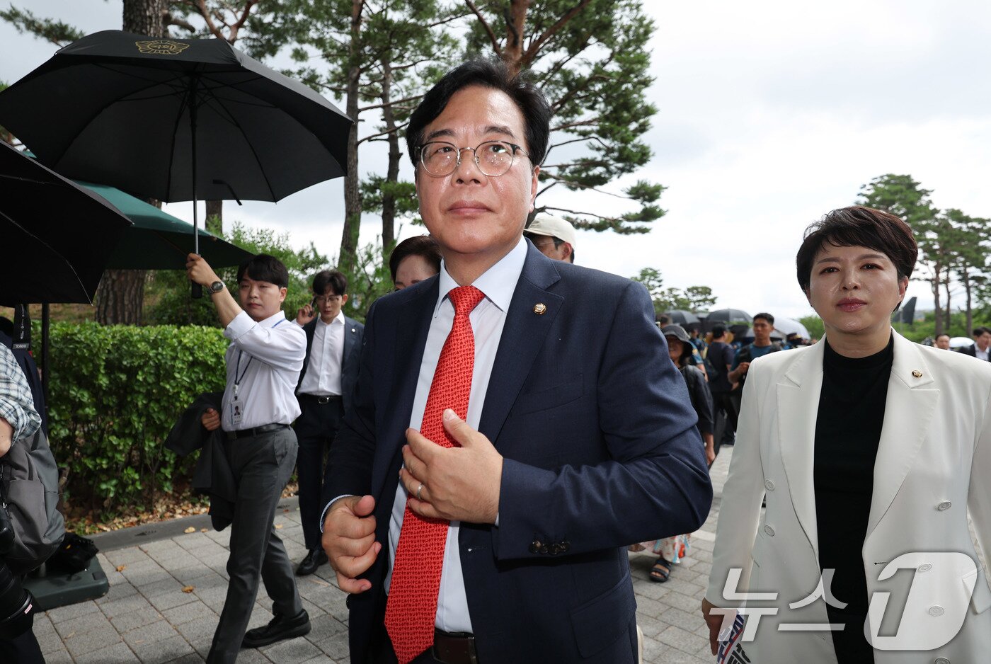 본문 이미지 - 송언석 국민의힘 당대표 권한대행 겸 원내대표가 1일 서울 용산구 대통령실 앞에서 열린 현장 의원총회를 마친 뒤 이동하고 있다. 2025.7.1/뉴스1 ⓒ News1 박지혜 기자
