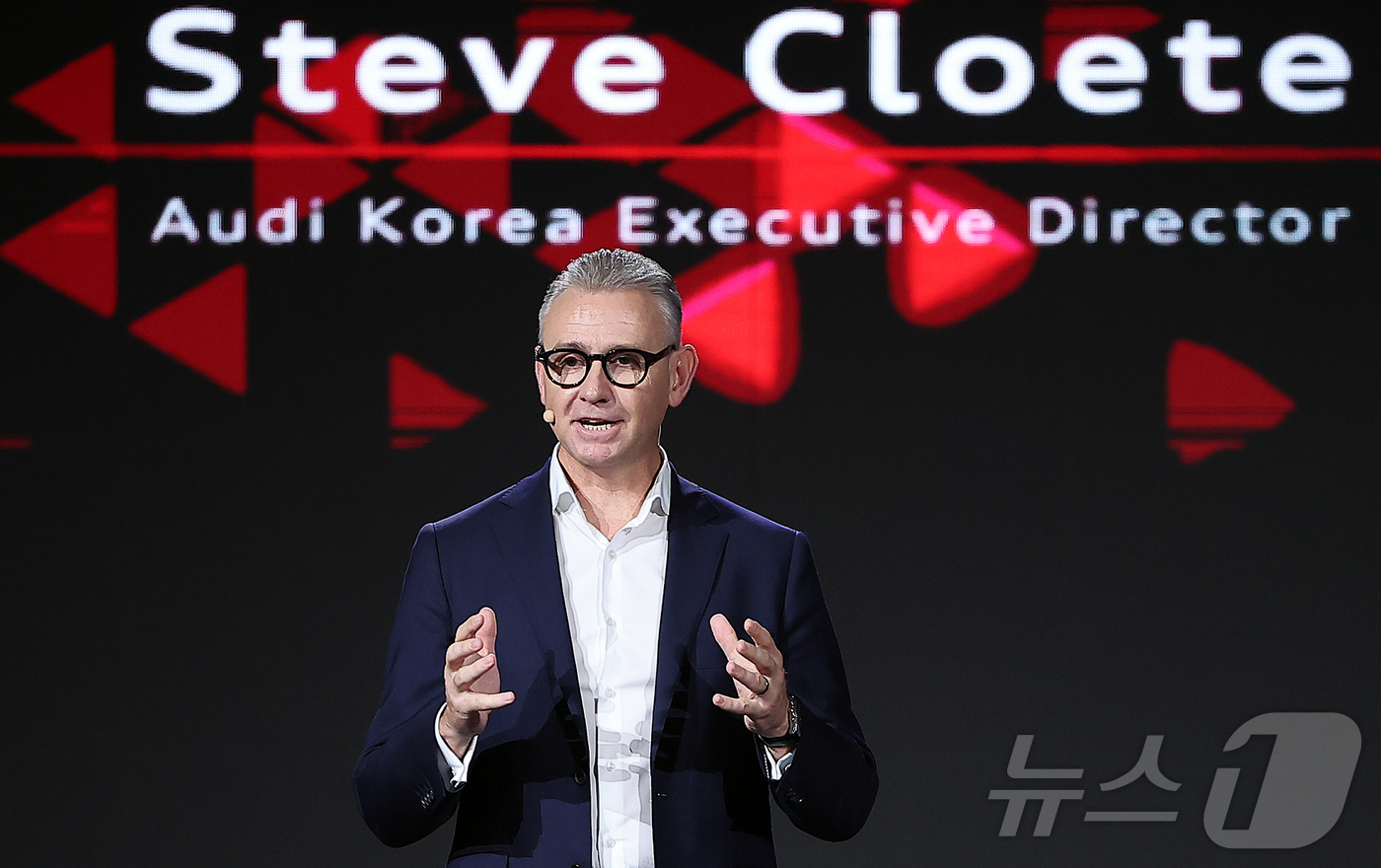 (서울=뉴스1) 김진환 기자 = 스티브 클로티 아우디 코리아 사장이 1일 서울 영등포구 여의도 콘래드 서울 호텔 그랜드볼룸에서 열린 신형 중형 세단 '더 뉴 아우디 A5'와 신형 …