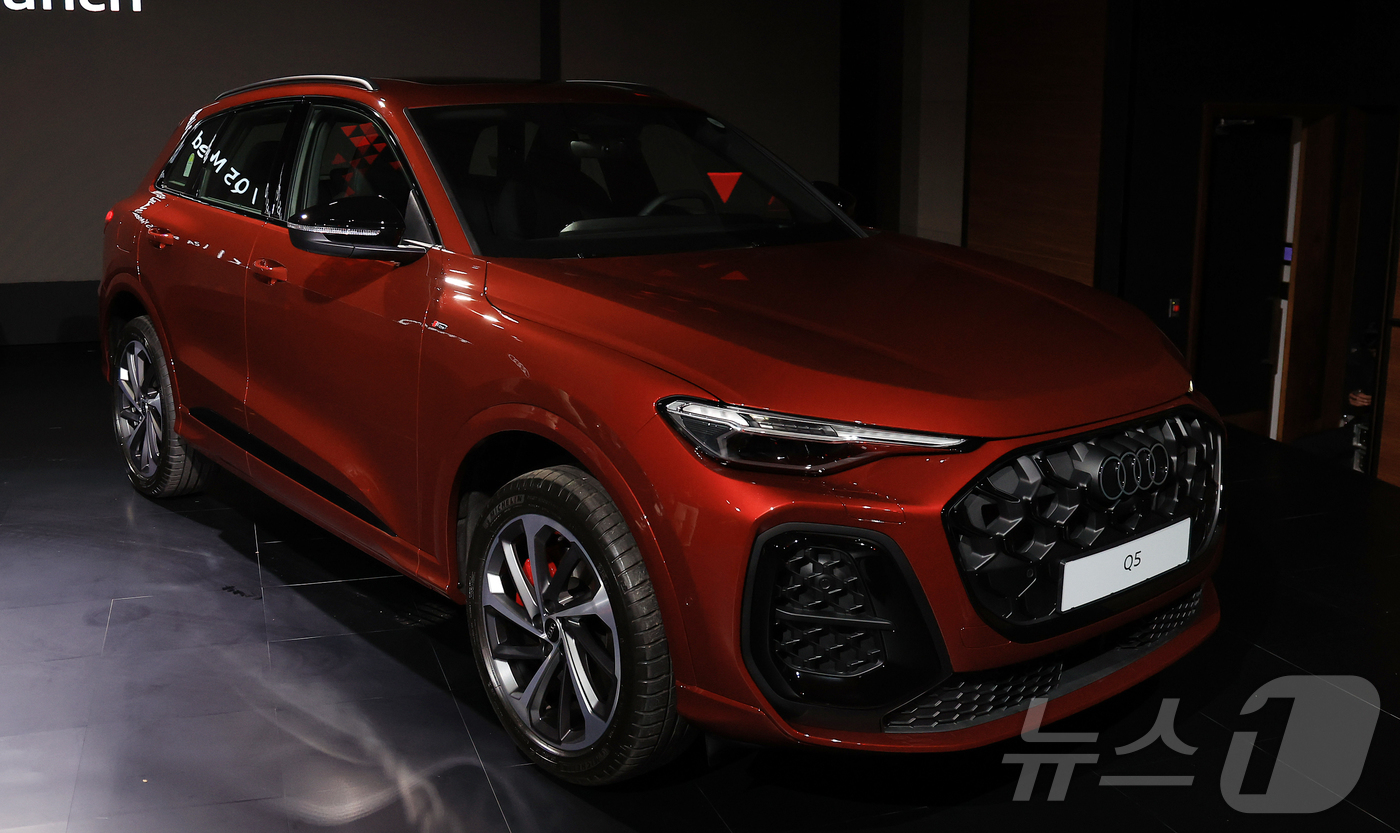 (서울=뉴스1) 김진환 기자 = 1일 서울 영등포구 여의도 콘래드 서울 호텔 그랜드볼룸에서 열린 아우디 신차 공개 행사에서 신형 스포츠유틸리티차(SUV) '더 뉴 아우디 Q5'가 …