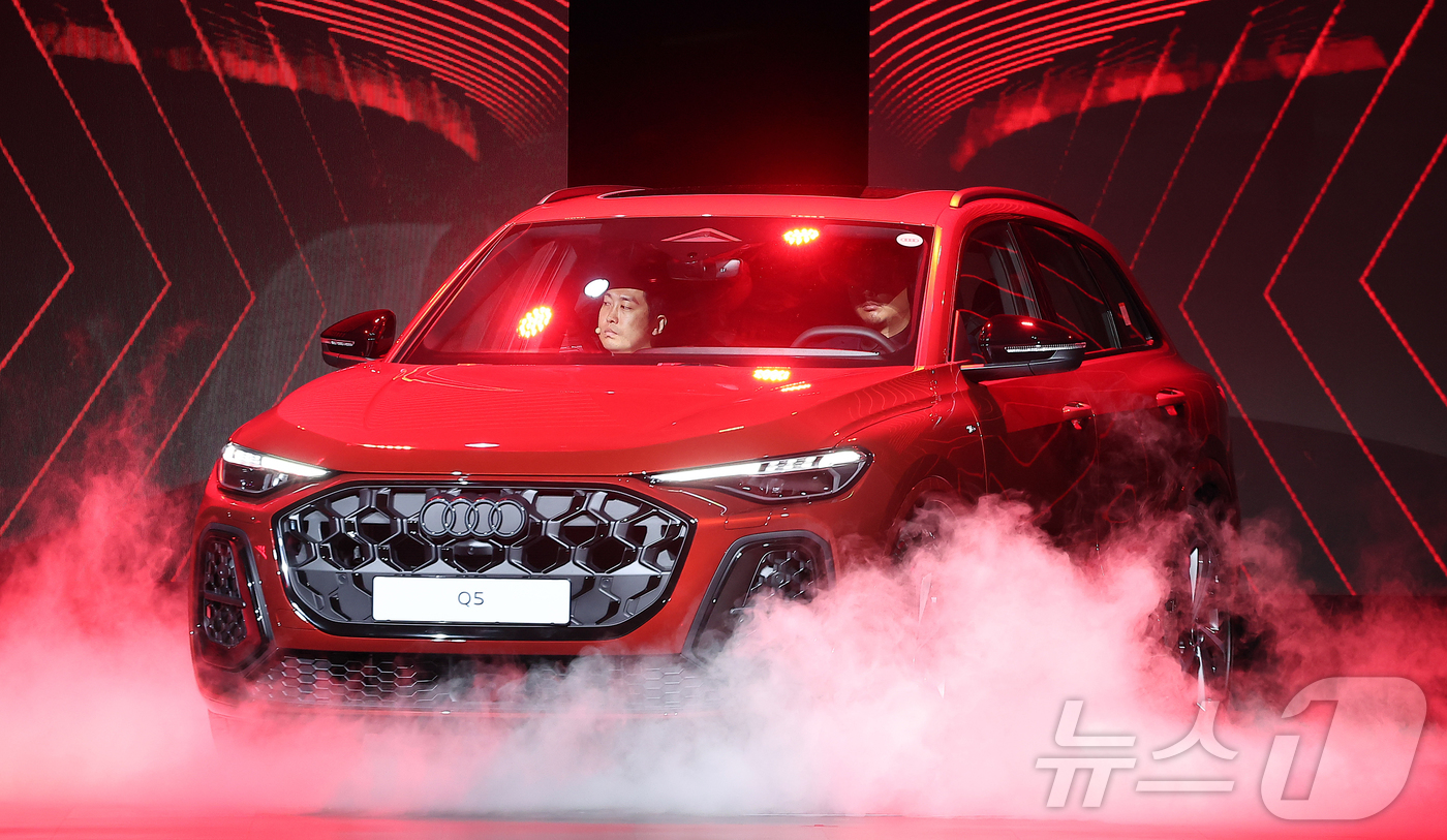 (서울=뉴스1) 김진환 기자 = 1일 서울 영등포구 여의도 콘래드 서울 호텔 그랜드볼룸에서 열린 아우디 신차 공개 행사에서 신형 스포츠유틸리티차(SUV) '더 뉴 아우디 Q5'가 …