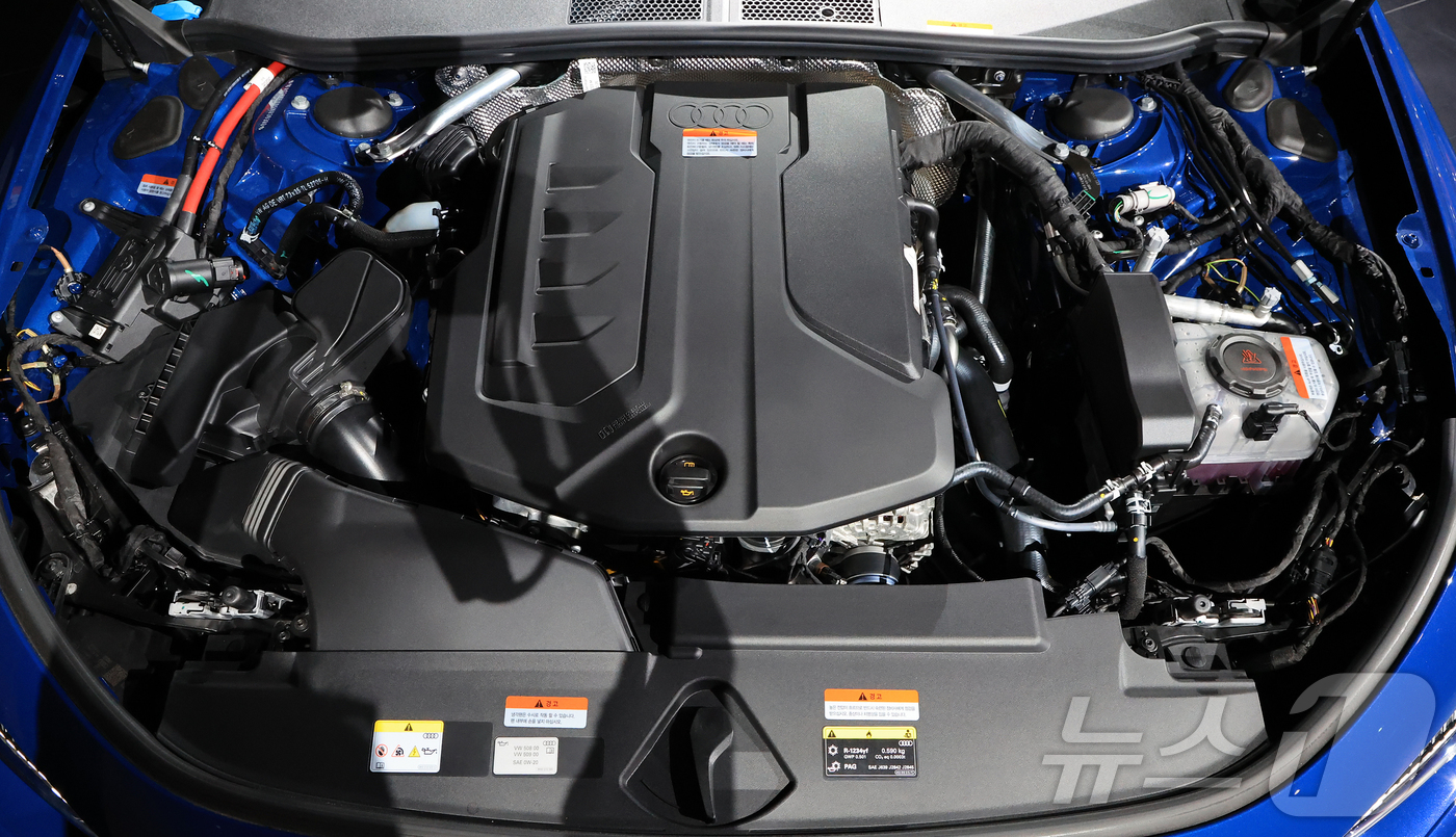 (서울=뉴스1) 김진환 기자 = 1일 서울 영등포구 여의도 콘래드 서울 호텔 그랜드볼룸에서 열린 아우디 신차 공개 행사에서 신형 중형 세단 '더 뉴 아우디 A5'가 공개되고 있다. …