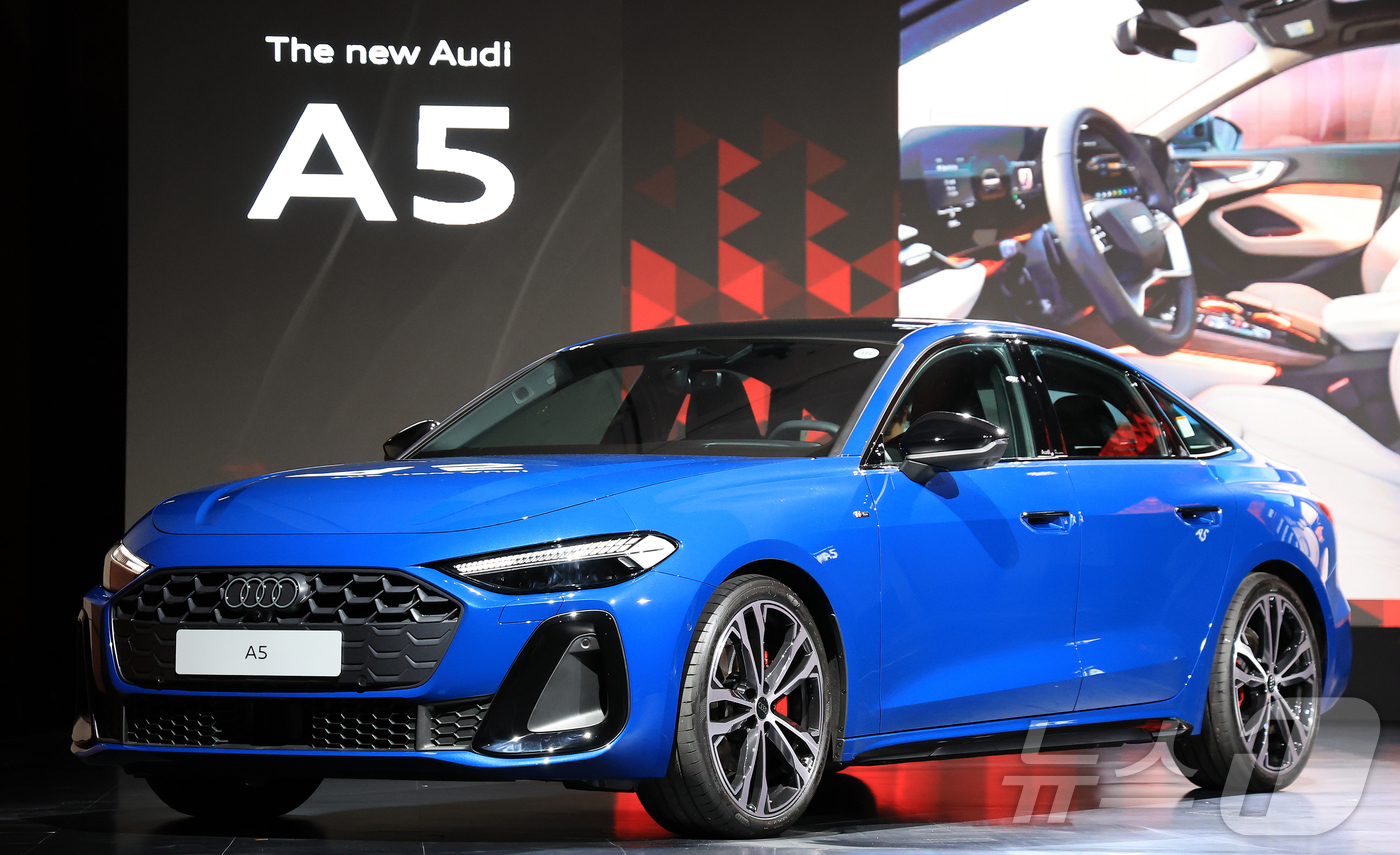 (서울=뉴스1) 김진환 기자 = 1일 서울 영등포구 여의도 콘래드 서울 호텔 그랜드볼룸에서 열린 아우디 신차 공개 행사에서 신형 중형 세단 '더 뉴 아우디 A5'가 공개되고 있다. …