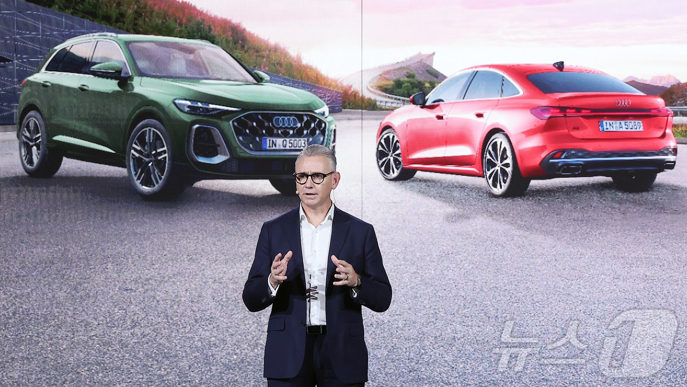 (서울=뉴스1) 김진환 기자 = 스티브 클로티 아우디 코리아 사장이 1일 서울 영등포구 여의도 콘래드 서울 호텔 그랜드볼룸에서 열린 미디어 공개 행사에서 신형 중형 세단 '더 뉴 …