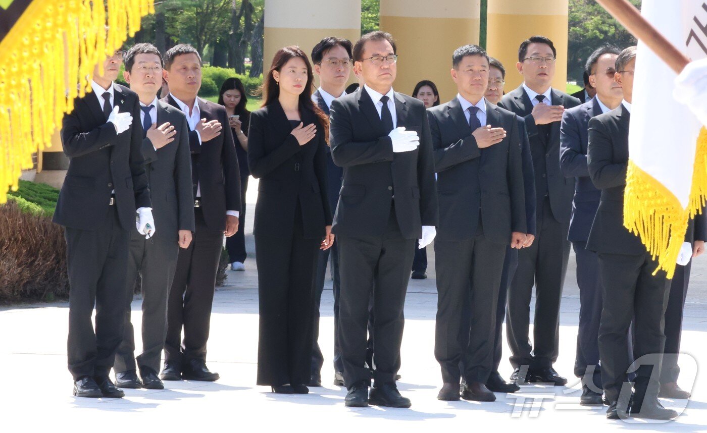 본문 이미지 - 순직 해병 수사 방해 의혹 사건을 수사하는 이명현 특별검사와 특검보들이 1일 오전 채상병이 안장된 국립대전현충원을 찾아 현충탑에 참배하기 전 국기에 경례하고 있다. &#40;공동취재&#41; 2025.7.1/뉴스1 ⓒ News1 김기태 기자