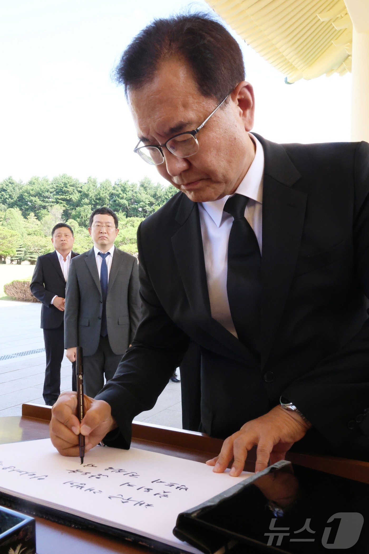 (대전=뉴스1) 김기태 기자 = 순직 해병 수사 방해 의혹 사건을 수사하는 이명현 특별검사가 1일 오전 채상병이 안장된 국립대전현충원을 찾아 현충탑에 참배 후 방명록을 작성하고 있 …