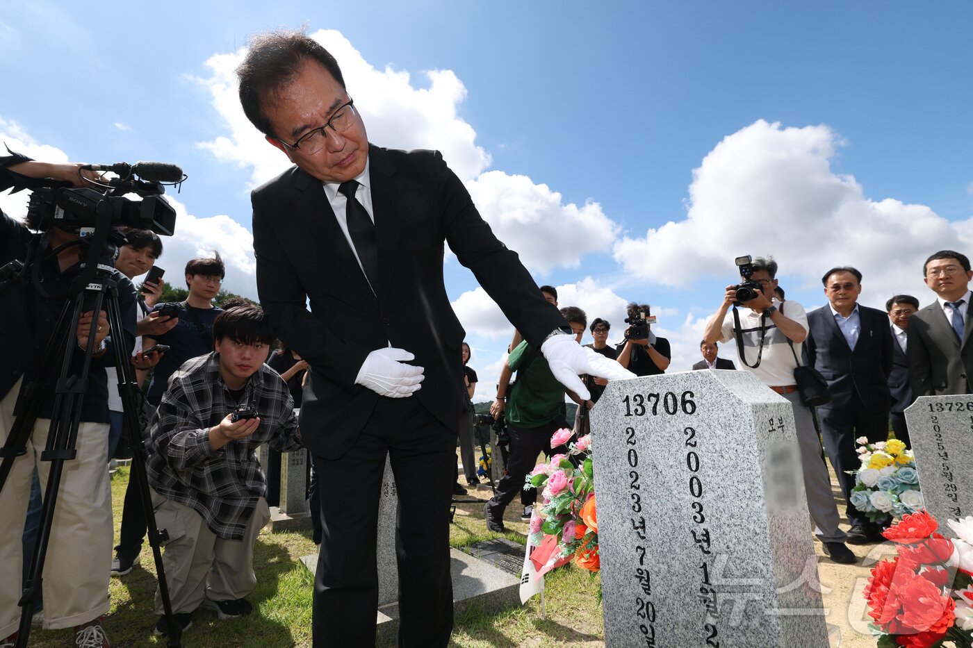 본문 이미지 - 순직 해병 수사 외압 사건을 맡은 이명현 특별검사 등 특검 지휘부가 1일 대전 국립현충원 채상병 묘역을 참배하고 있다. &#40;공동취재&#41; 2025.7.1/뉴스1 ⓒ News1 김기태 기자