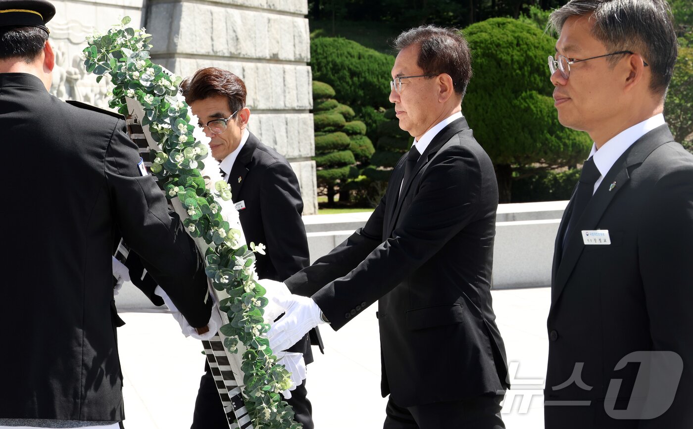 본문 이미지 - 이명현 순직해병 특검이 정식 수사 개시를 하루 앞둔 1일 대전 유성구 국립대전현충원을 찾아 헌화하고 있다. &#40;공동취재&#41; 2025.7.1/뉴스1 ⓒ News1 김기태 기자