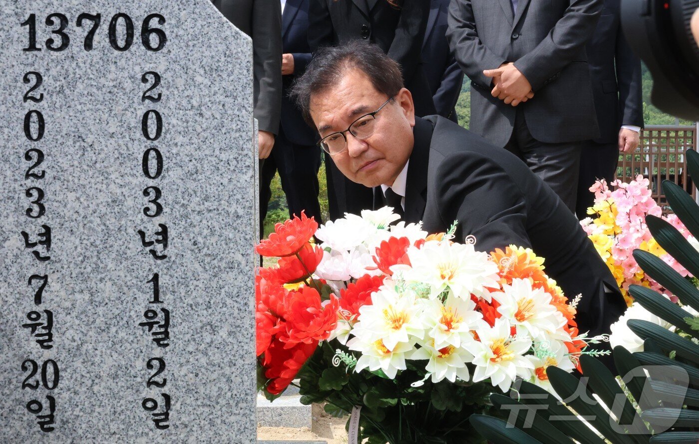 본문 이미지 - 순직 해병 수사 방해 의혹 사건을 수사하는 이명현 특별검사가 1일 오전 채상병이 안장된 국립대전현충원을 찾아 채상병 묘역에 참배한 뒤 묘역을 바라보고 있다. &#40;공동취재&#41; 2025.7.1/뉴스1 ⓒ News1 김기태 기자