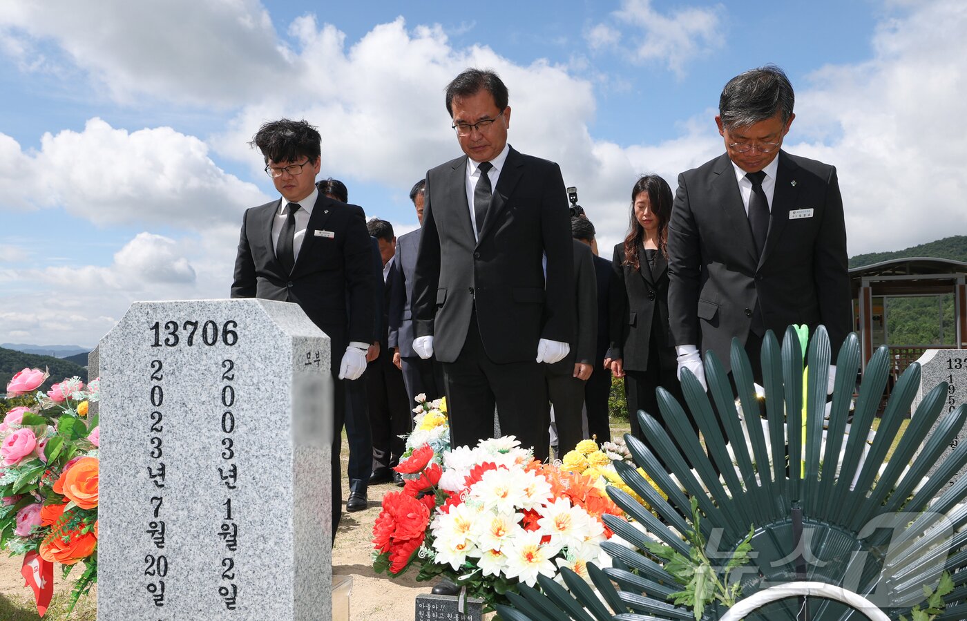 본문 이미지 - 순직 해병 수사 외압 사건을 맡은 이명현 특별검사 등 특검 지휘부가 1일 대전 국립현충원 채상병 묘역을 참배하고 있다. &#40;공동취재&#41; 2025.7.1/뉴스1 ⓒ News1 김기태 기자