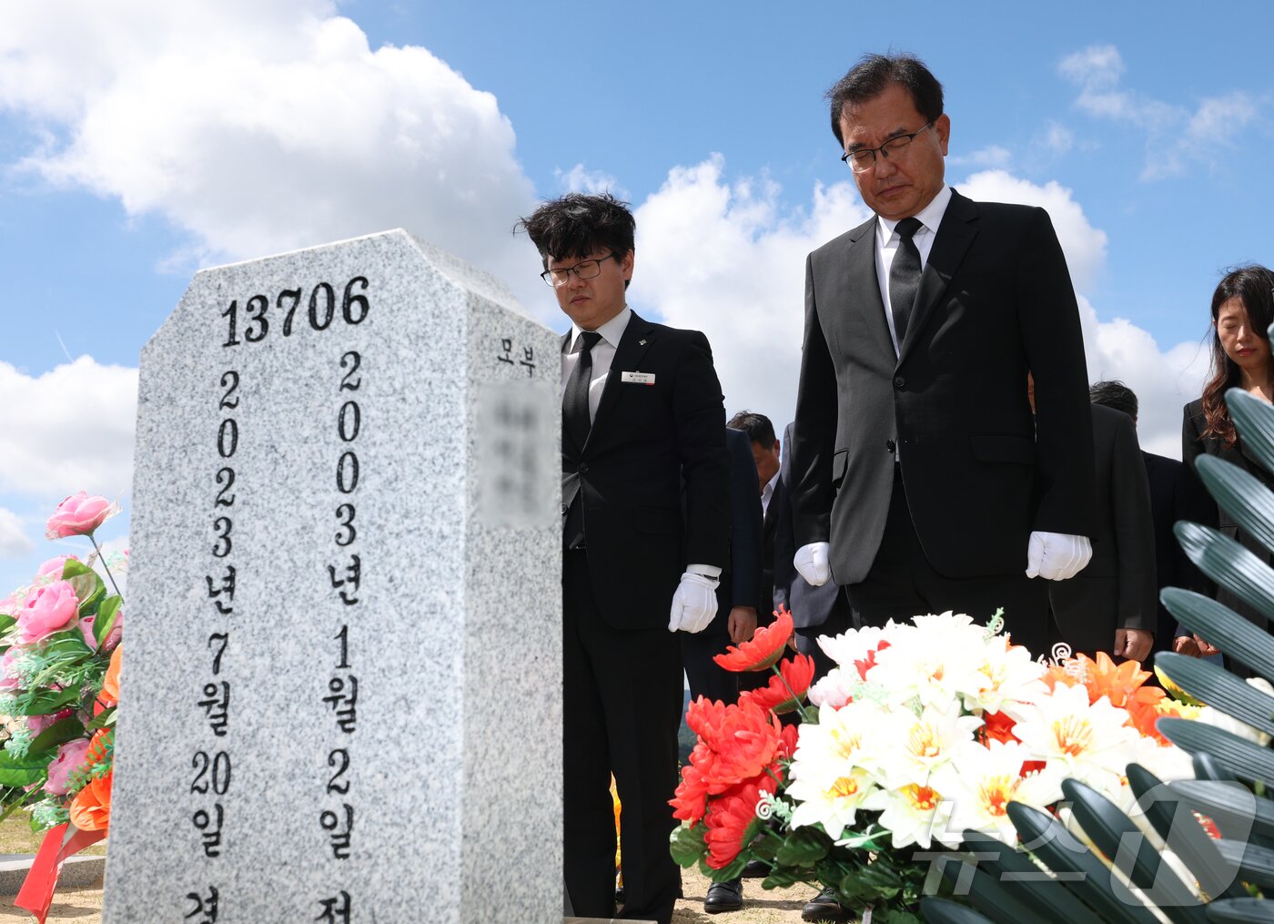 본문 이미지 - 순직 해병 수사 외압 사건을 맡은 이명현 특별검사 등 특검 지휘부가 지난 7월 1일 대전 국립현충원에 안장된 순직 해병대원의 묘를 참배했다. 2025.7.1/뉴스1 ⓒ News1 김기태 기자&#40;공동취재&#41;