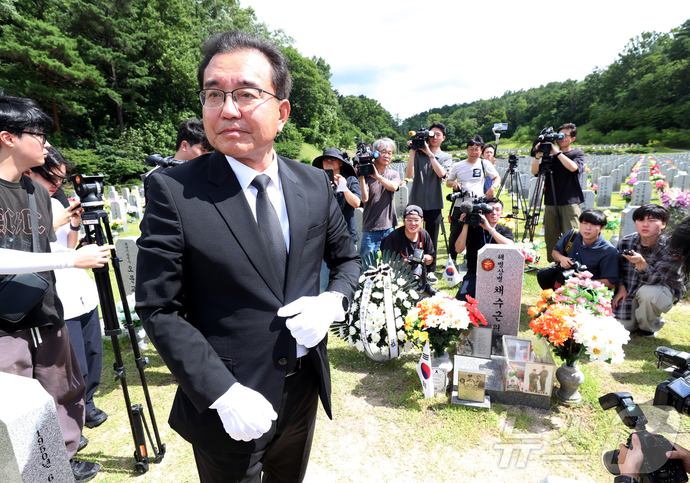 (대전=뉴스1) 김기태 기자 = 순직해병 특검팀 이명현 특검이 1일 오전 대전 유성구 국립대전현충원에 안장된 채수근 상병 묘역을 찾아 참배한 뒤 주변을 둘러보고 있다. (공동취재) …