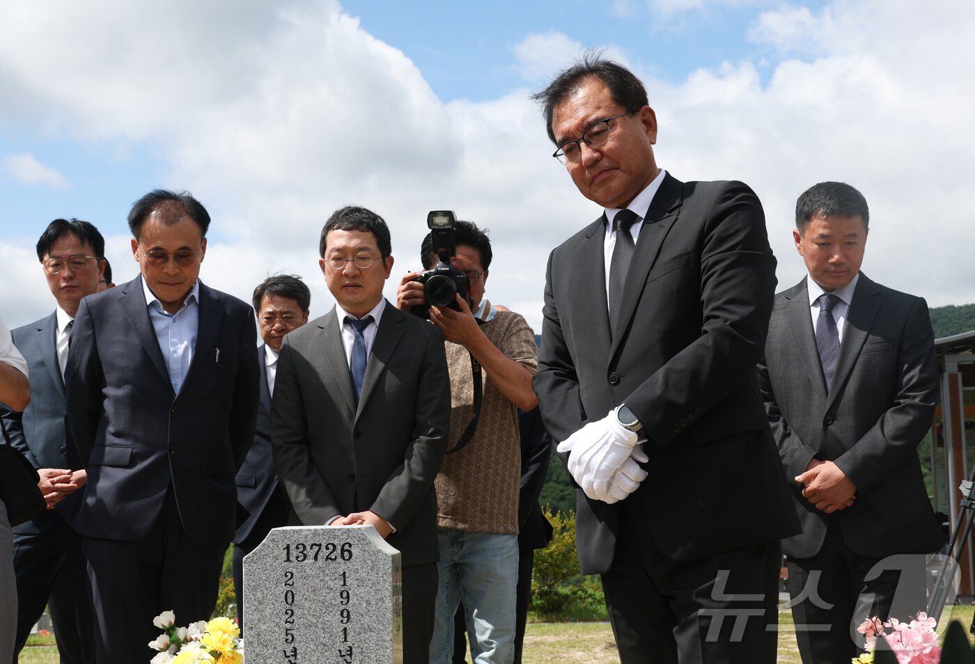 본문 이미지 - 순직 해병 수사 외압 사건을 맡은 이명현 특별검사 등 특검 지휘부가 1일 대전 국립현충원 채상병 묘역을 참배하고 있다. &#40;공동취재&#41; 2025.7.1/뉴스1 ⓒ News1 김기태 기자