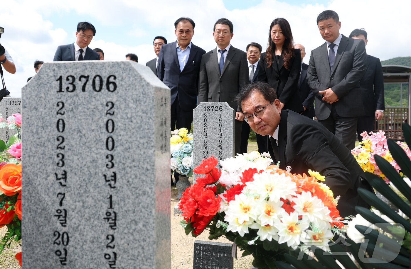 본문 이미지 - 순직 해병 수사 외압 사건을 맡은 이명현 특별검사 등 특검 지휘부가 1일 대전 국립현충원 채상병 묘역을 참배하고 있다. &#40;공동취재&#41; 2025.7.1/뉴스1 ⓒ News1 김기태 기자