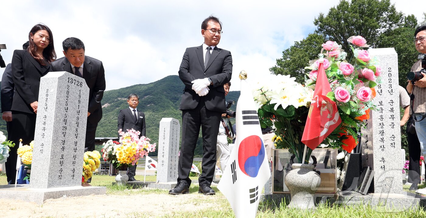 본문 이미지 - 이명현 순직해병 특검팀이 정식 수사 개시를 하루 앞둔 1일 대전 유성구 국립대전현충원을 찾아 故 채수근 상병의 묘역을 살펴보고 있다. &#40;공동취재&#41; 2025.7.1/뉴스1 ⓒ News1 김기태 기자