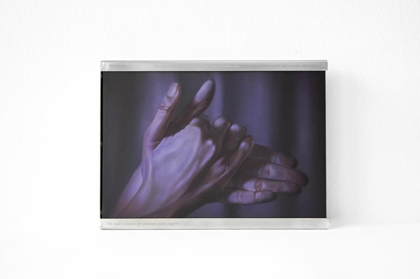 본문 이미지 - 나탈리 사시 오르간&#40;Natalie Sasi Organ&#41; &#39;Palms together&#39;, 2025 Oil on primed artist board, varnished, engraved stainless steel miller frame, moonstone gems 17.5 x 23.5 x 3.5 cm Courtesy of the artist. &#40;갤러리 상히읗 제공&#41;