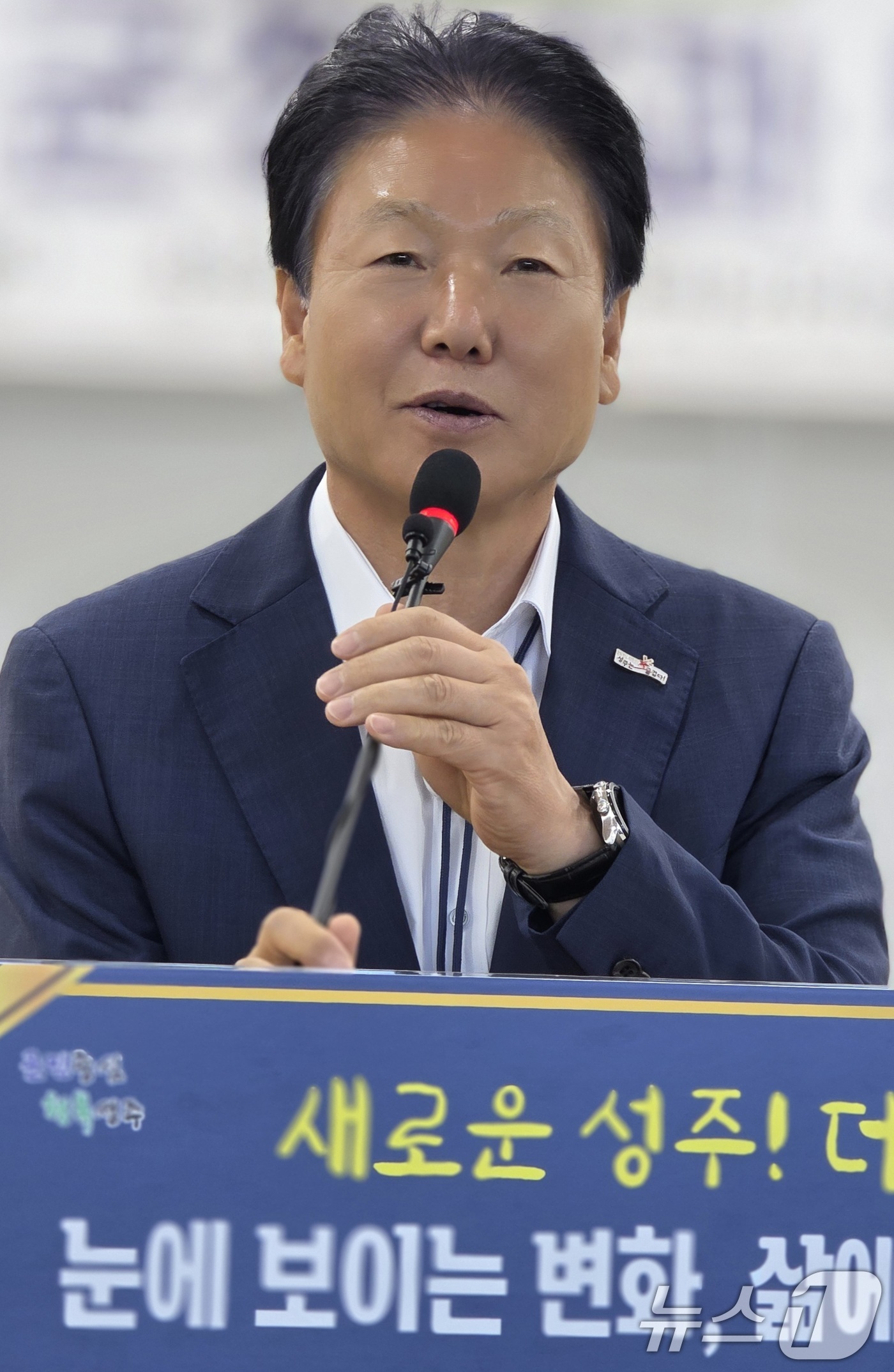 (성주=뉴스1) 정우용 기자 = 이병환 성주군수가 1일 민선 8기 3주년 기자회견을 열고 그동안 성과를 설명하고 있다."7년 전 참외 조수입 4000억원, 군 예산 4000억원대 …