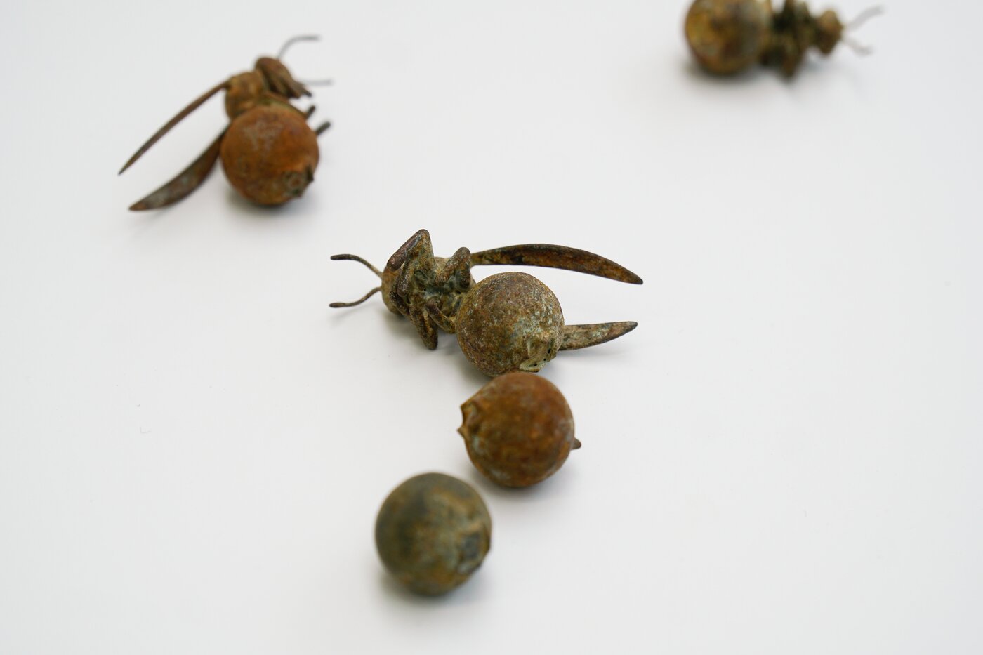 본문 이미지 - 원민영 &#39;Grape-Laying Bees&#39;, 2025 Metallic paint on resin Courtesy of the artist. &#40;갤러리 상히읗 제공&#41;