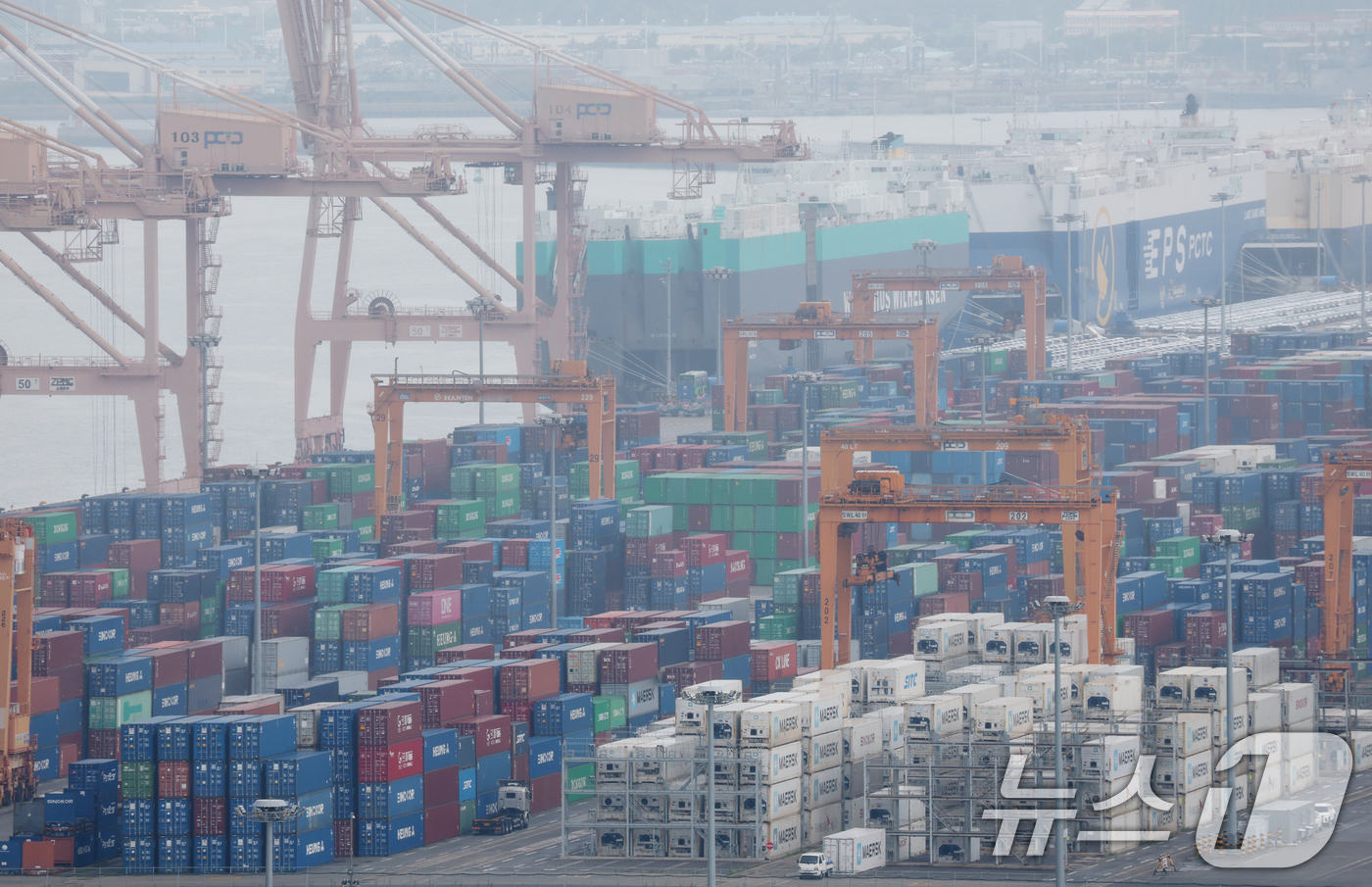 (평택=뉴스1) 김영운 기자 = 1일 경기 평택시 포승읍 평택항에 수출용 컨테이너와 차량들이 세워져 있다.산업통상자원부가 이날 발표한 '6월 수출입 동향'에 따르면 6월 수출액은 …