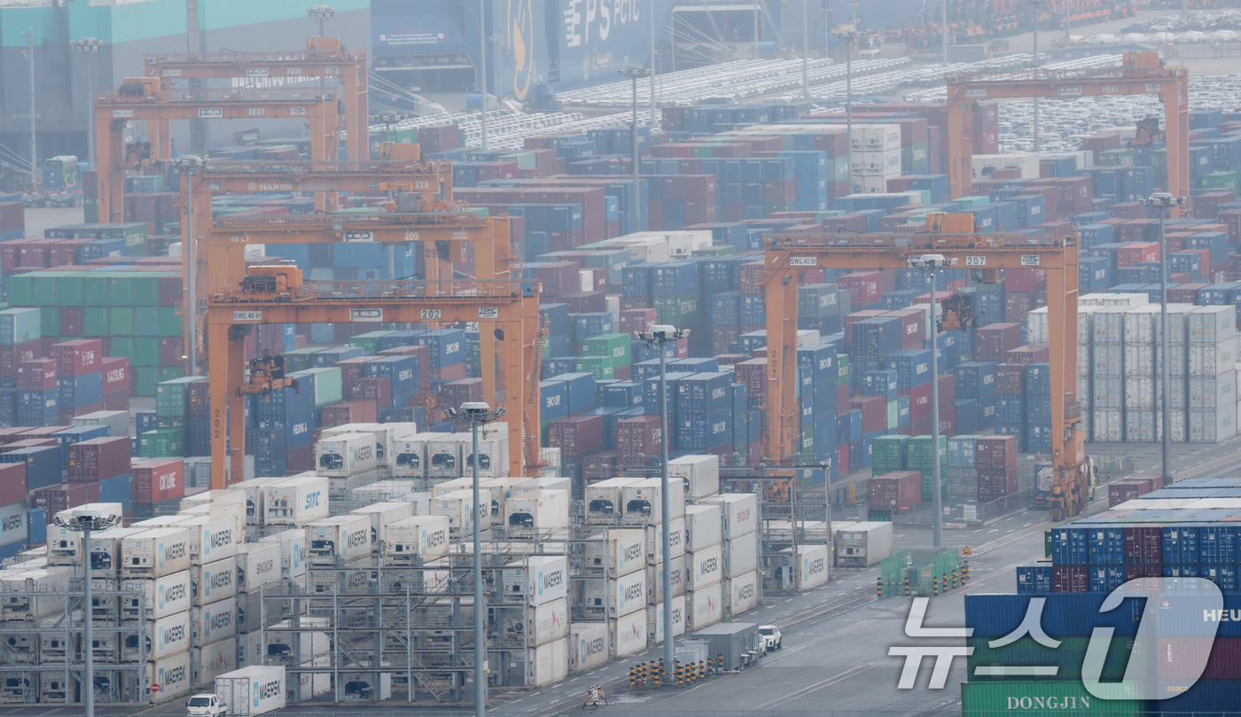 (평택=뉴스1) 김영운 기자 = 1일 경기 평택시 포승읍 평택항에 수출용 컨테이너와 차량들이 세워져 있다.산업통상자원부가 이날 발표한 '6월 수출입 동향'에 따르면 6월 수출액은 …