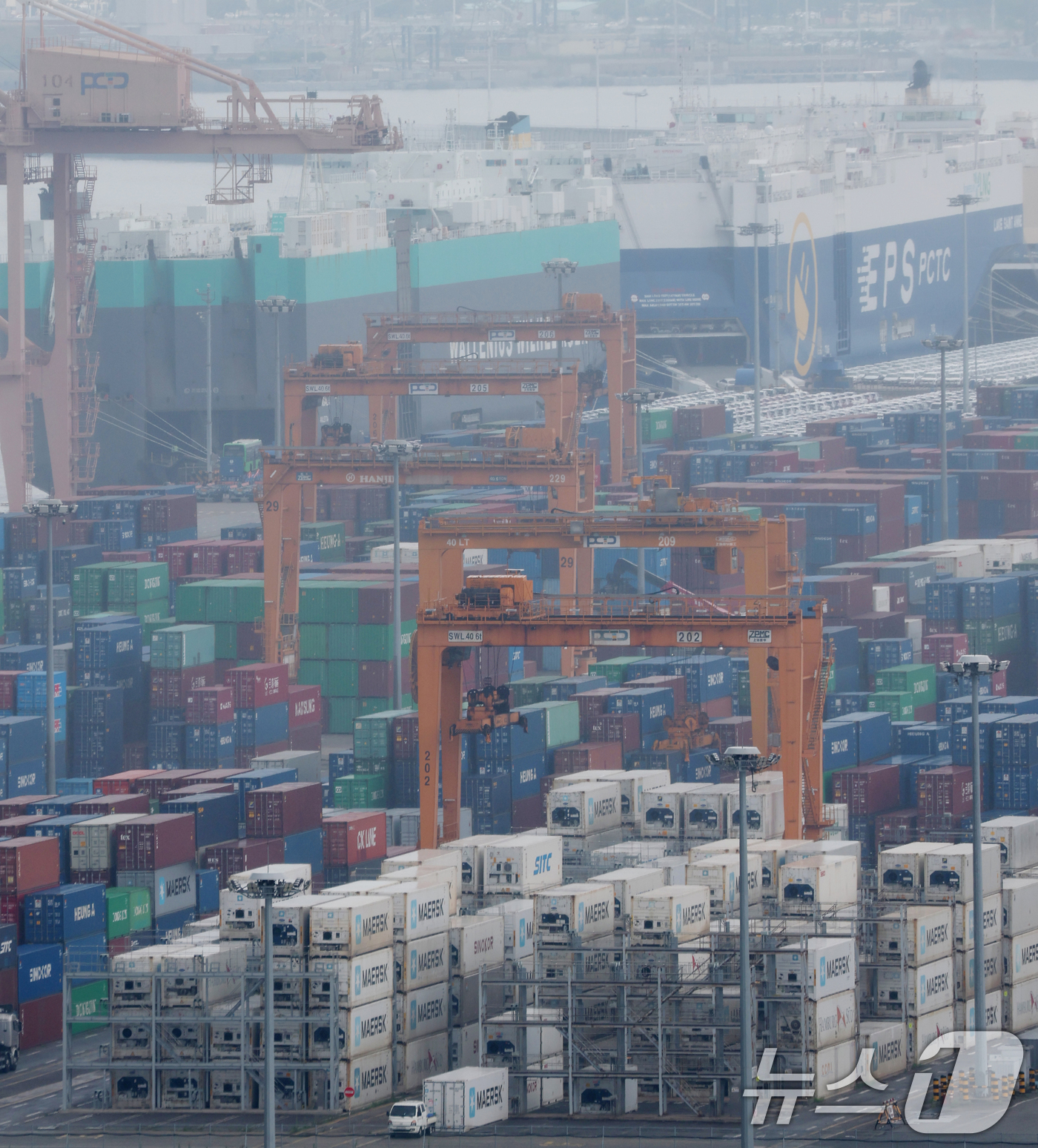 (평택=뉴스1) 김영운 기자 = 1일 경기 평택시 포승읍 평택항에 수출용 컨테이너와 차량들이 세워져 있다.산업통상자원부가 이날 발표한 '6월 수출입 동향'에 따르면 6월 수출액은 …