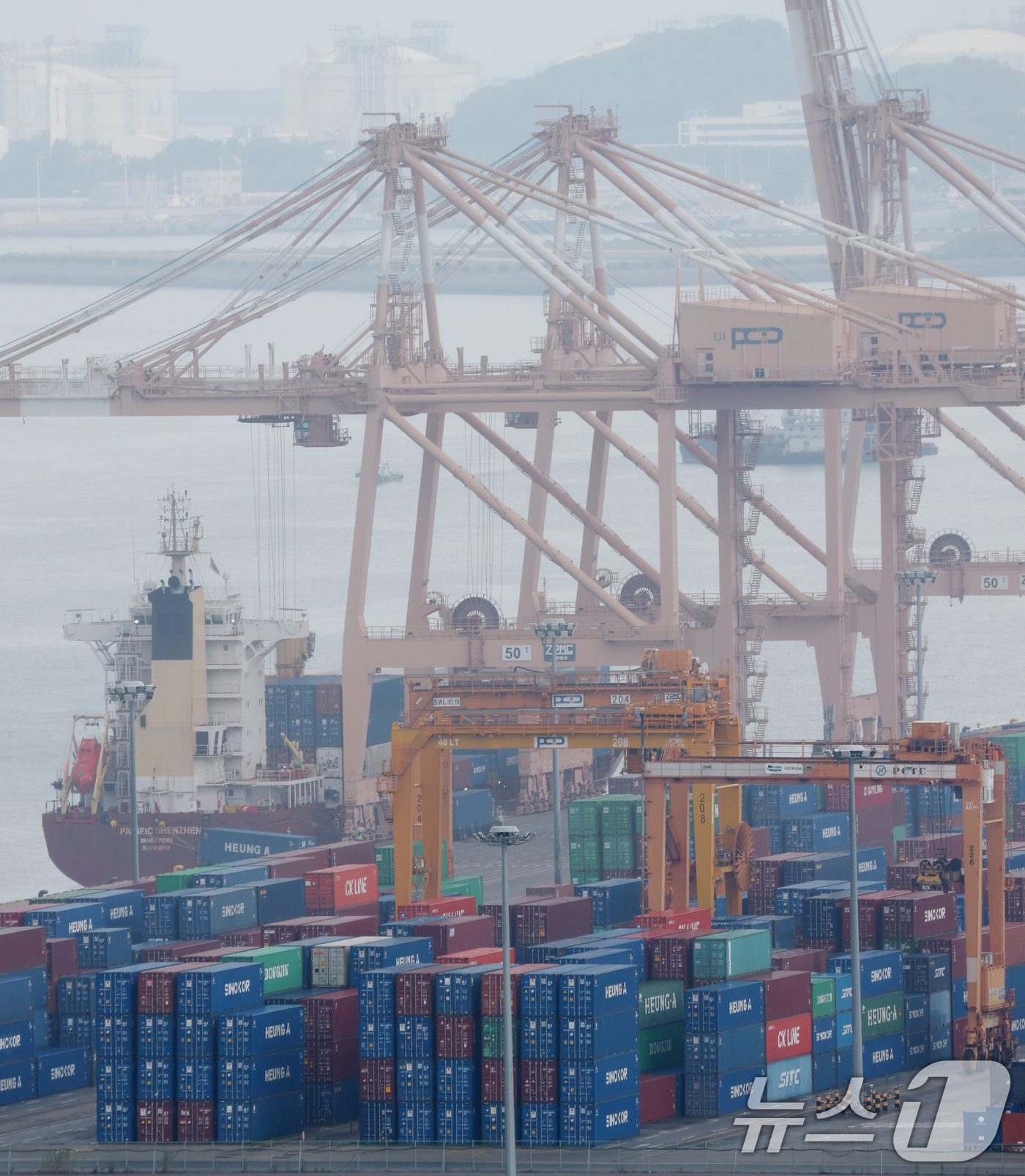 (평택=뉴스1) 김영운 기자 = 1일 경기 평택시 포승읍 평택항에 수출용 컨테이너와 차량들이 세워져 있다.산업통상자원부가 이날 발표한 '6월 수출입 동향'에 따르면 6월 수출액은 …