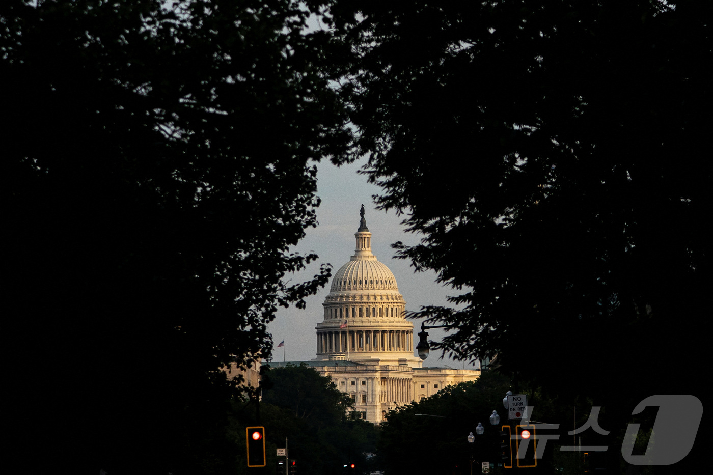 (워싱턴 로이터=뉴스1) 강민경 기자 = 6월 30일 미국 연방의회 의사당 앞에서 신호등이 바뀌고 있다. 2025.6.30ⓒ 로이터=뉴스1