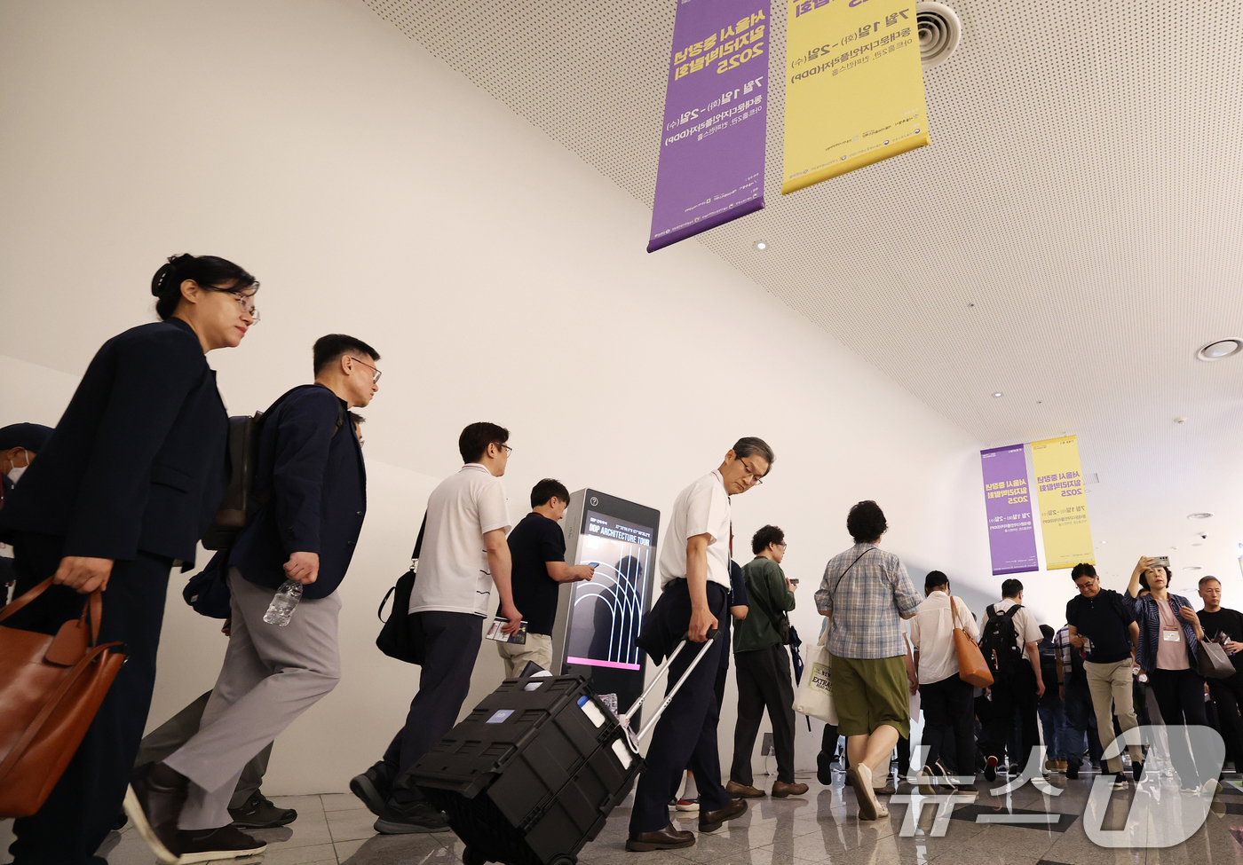 (서울=뉴스1) 오대일 기자 = 1일 서울 중구 동대문디자인플라자(DDP)에서 열린 '서울시 중장년 일자리박람회 2025'에서 구직자들이 입장을 위해 길게 줄을 늘어서 있다.올해로 …