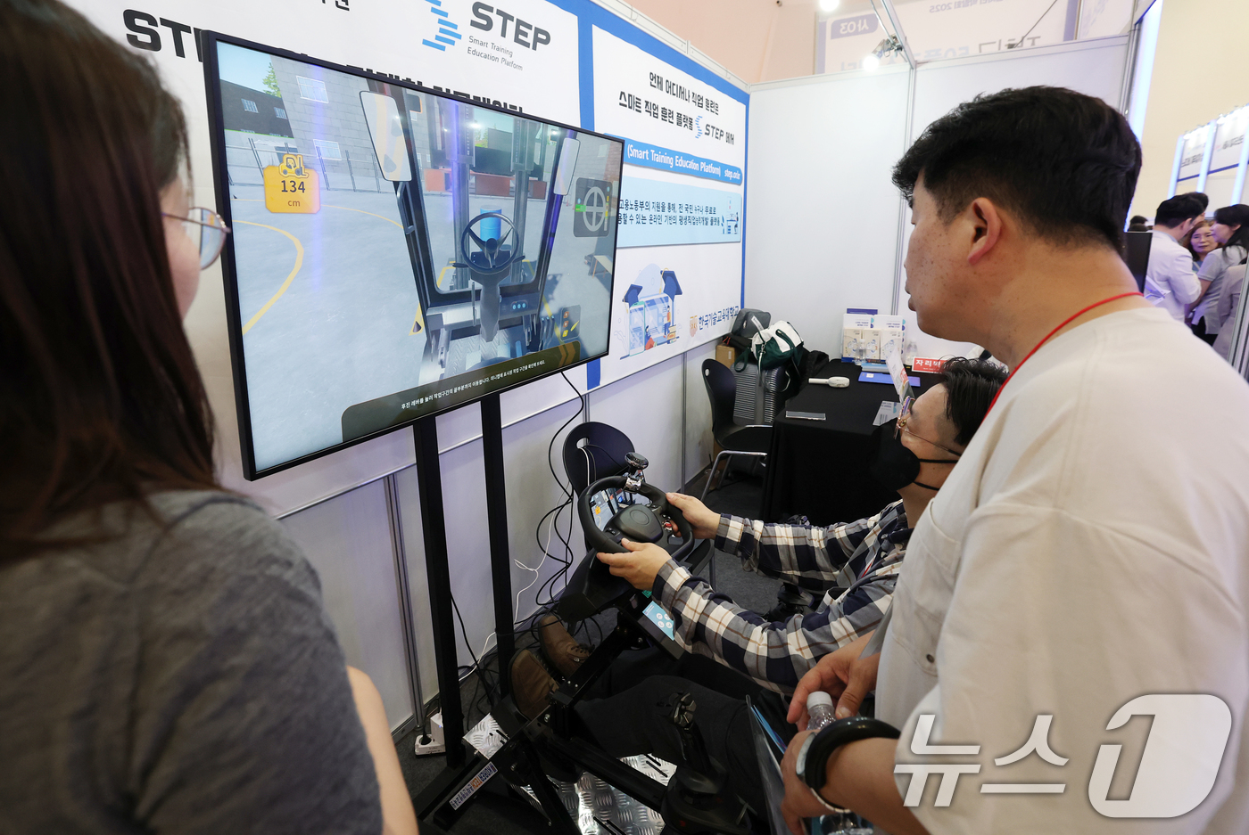 (서울=뉴스1) 오대일 기자 = 1일 서울 중구 동대문디자인플라자(DDP)에서 열린 '서울시 중장년 일자리박람회 2025'에서 구직자들이 온라인평생교육원 부스에서 지게차 시뮬레이터 …