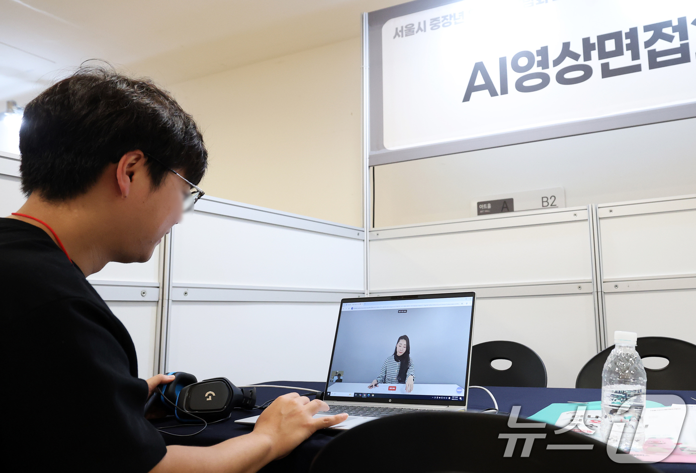 (서울=뉴스1) 오대일 기자 = 1일 서울 중구 동대문디자인플라자(DDP)에서 열린 '서울시 중장년 일자리박람회 2025'에서 구직자들이 AI 영상 면접을 보고 있다.올해로 3회째 …