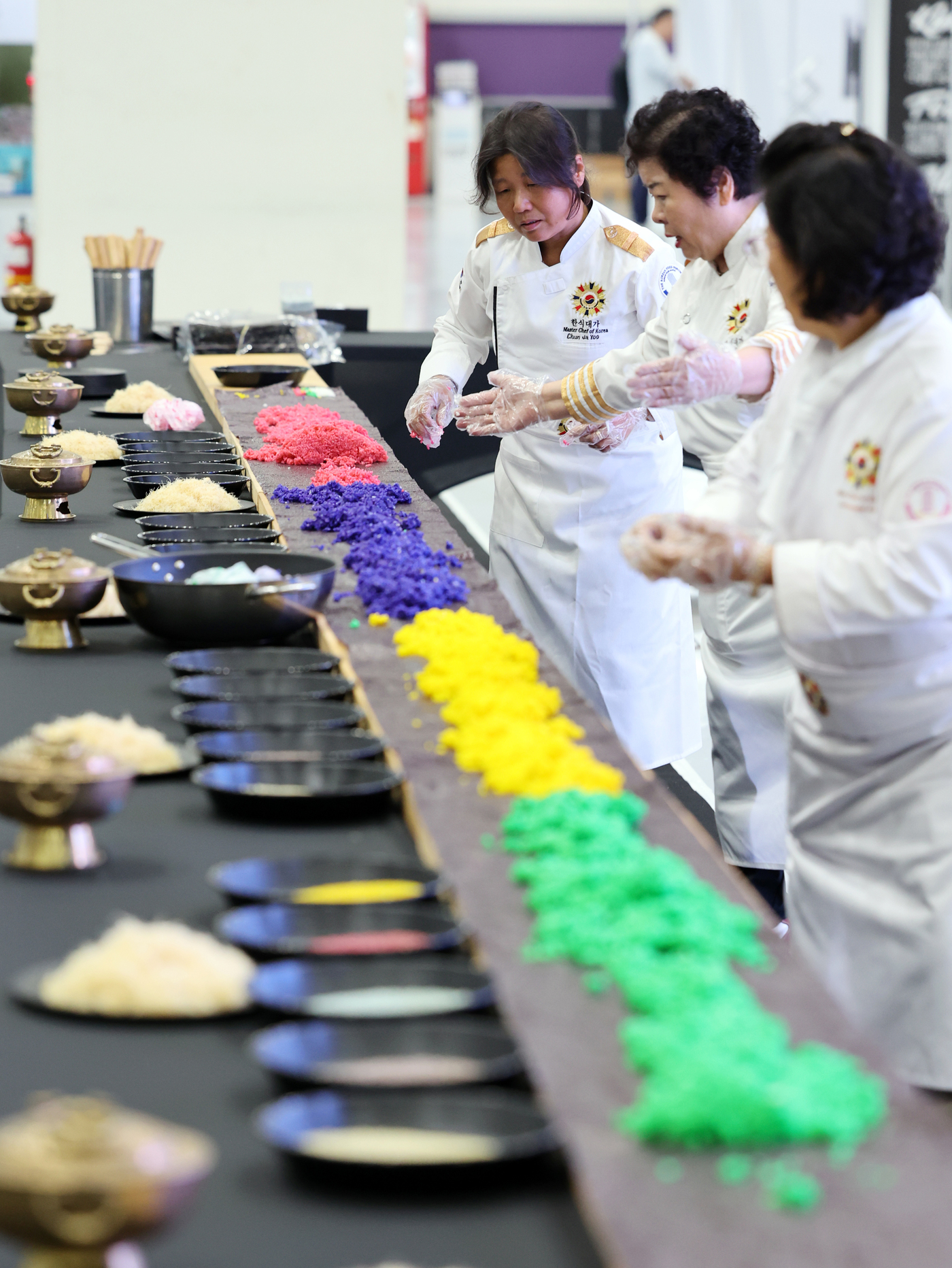 (서울=뉴스1) 황기선 기자 = 1일 서울 강남구 코엑스에서 열린 '2025 코리아씨푸드쇼'에서 한식대가들이 대형 해산물 김밥을 만들고 있다.  2025.7.1/뉴스1
