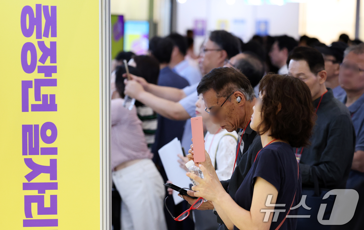 (서울=뉴스1) 오대일 기자 = 1일 서울 중구 동대문디자인플라자(DDP)에서 열린 '서울시 중장년 일자리박람회 2025'에서 구직자들이 채용 게시판을 살펴보고 있다.올해로 3회째 …