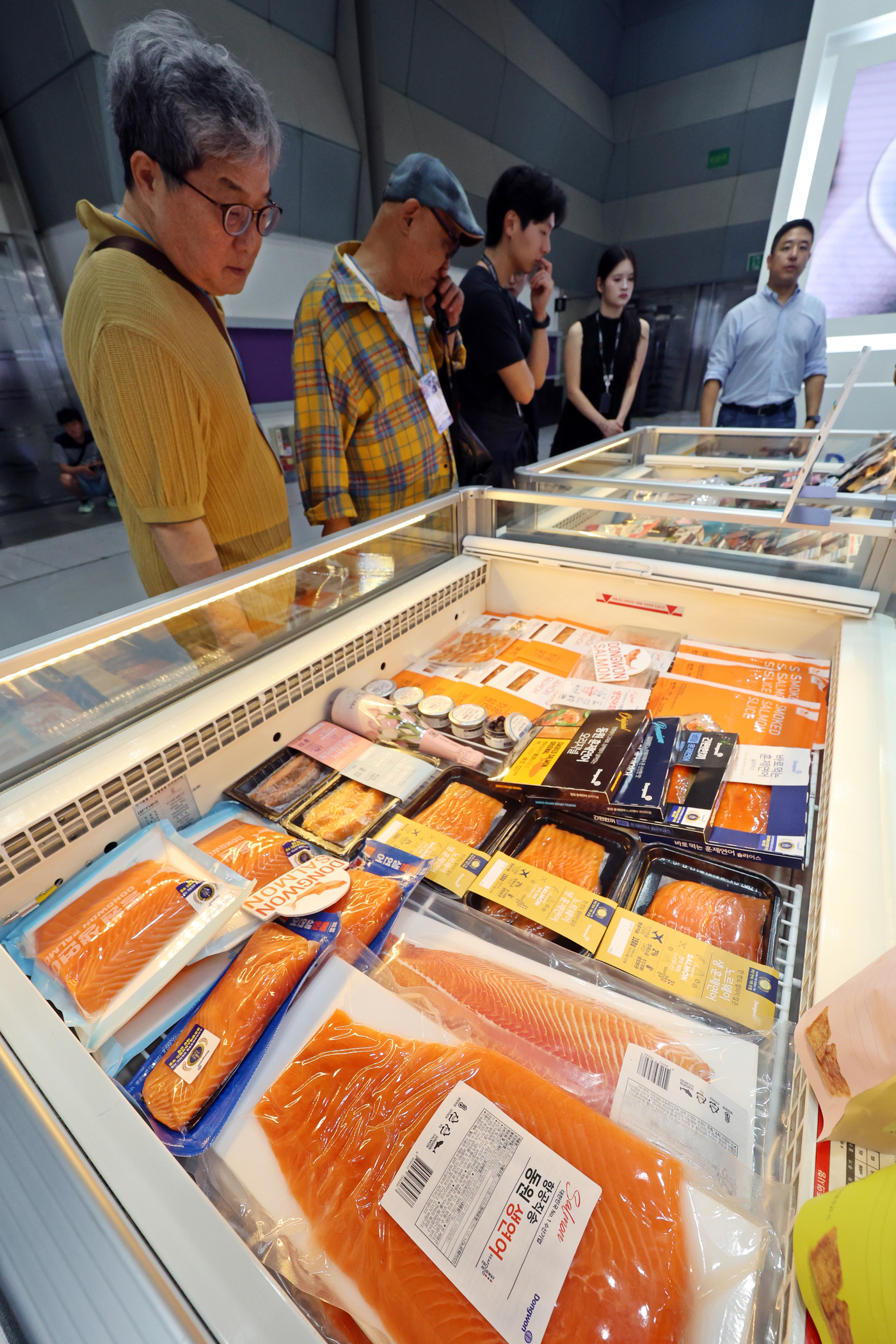 (서울=뉴스1) 황기선 기자 = 1일 서울 강남구 코엑스에서 열린 '2025 코리아씨푸드쇼'에서 관람객들이 부스를 둘러보고 있다.  2025.7.1/뉴스1