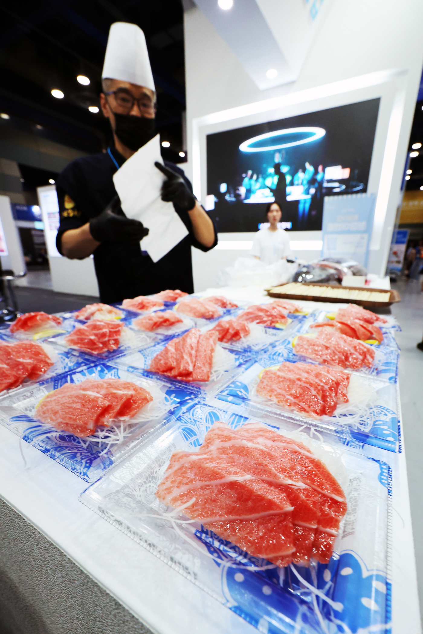 (서울=뉴스1) 황기선 기자 = 1일 서울 강남구 코엑스에서 열린 '2025 코리아씨푸드쇼'에서 동원산업 부스 관계자가 참치 시식을 준비하고 있다.  2025.7.1/뉴스1