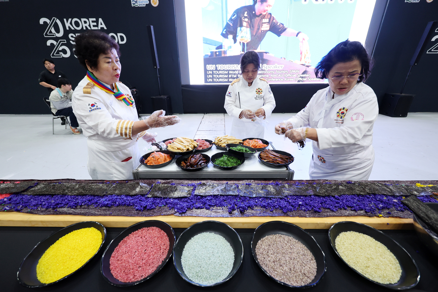 (서울=뉴스1) 황기선 기자 = 1일 서울 강남구 코엑스에서 열린 '2025 코리아씨푸드쇼'에서 한식대가들이 대형 해산물 김밥을 만들고 있다. 2025.7.1/뉴스1