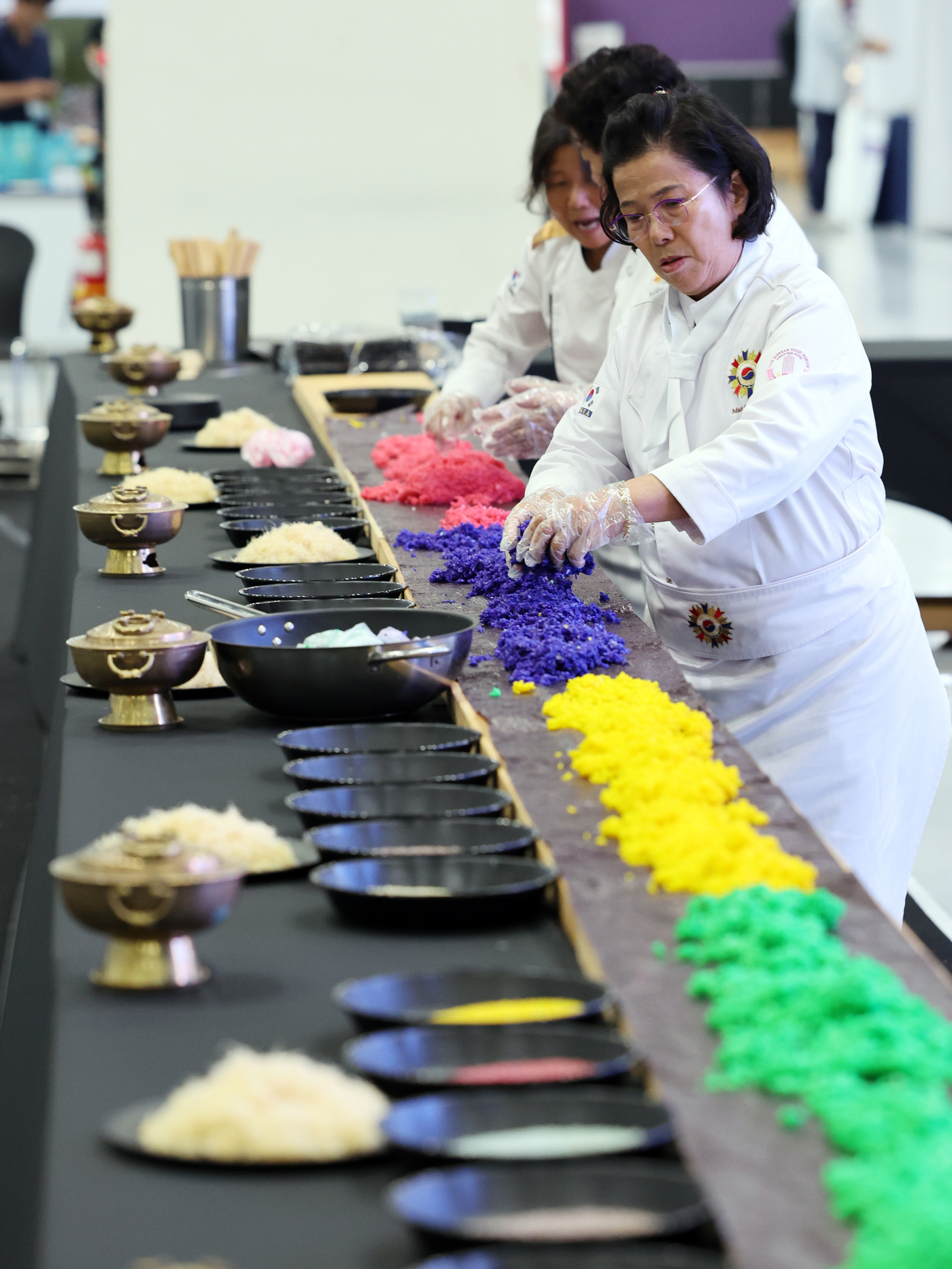 (서울=뉴스1) 황기선 기자 = 1일 서울 강남구 코엑스에서 열린 '2025 코리아씨푸드쇼'에서 한식대가들이 대형 해산물 김밥을 만들고 있다. 2025.7.1/뉴스1