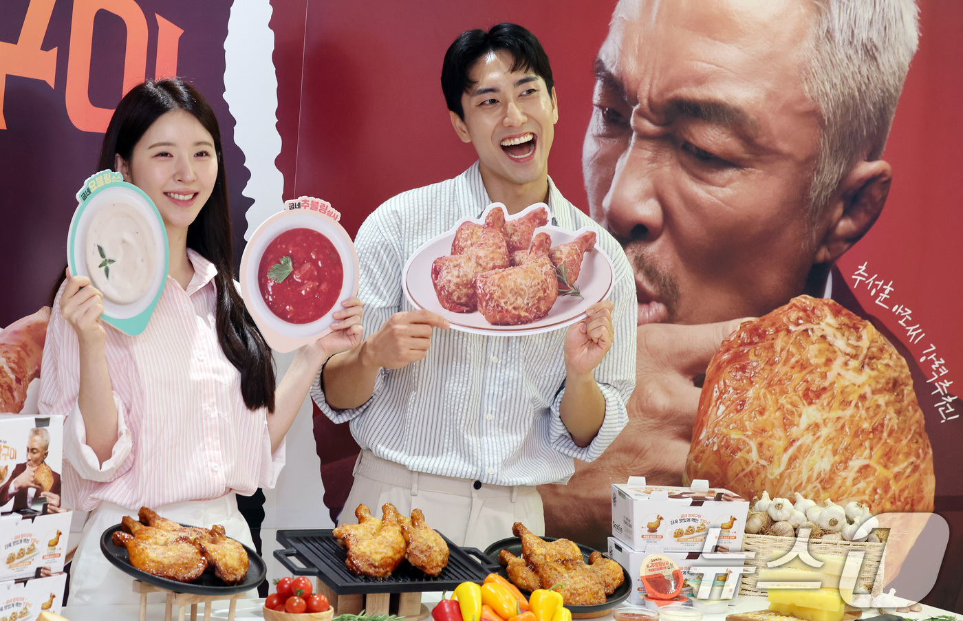 (서울=뉴스1) 이동해 기자 = 1일 오전 서울 마포구 굽네 플레이타운에서 열린 프리미엄 치킨 '굽네 장각구이' 출시 기념행사에서 모델들이 포즈를 취하고 있다. 2025.7.1/뉴 …
