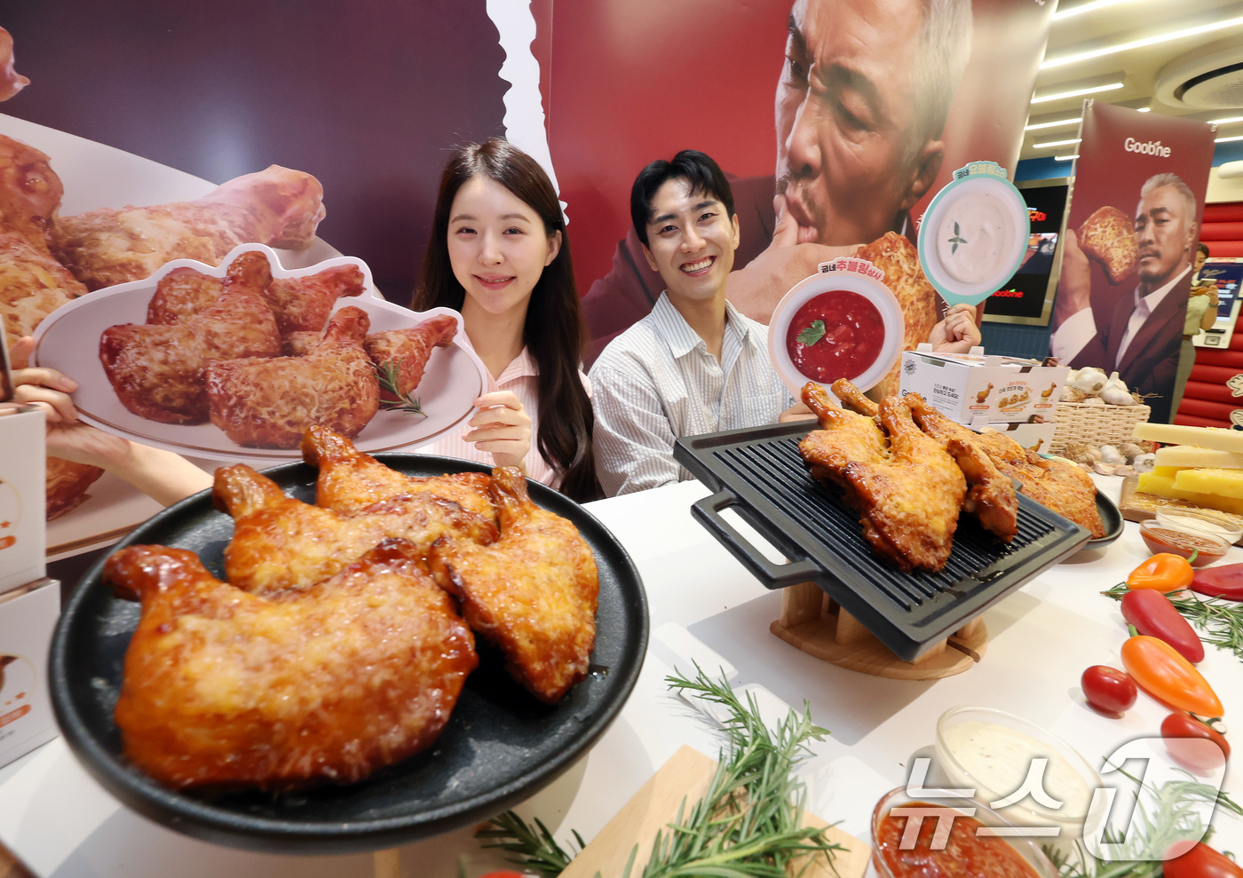 (서울=뉴스1) 이동해 기자 = 1일 오전 서울 마포구 굽네 플레이타운에서 열린 프리미엄 치킨 '굽네 장각구이' 출시 기념행사에서 모델들이 포즈를 취하고 있다. 2025.7.1/뉴 …