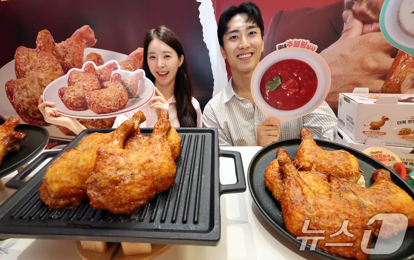 (서울=뉴스1) 이동해 기자 = 1일 오전 서울 마포구 굽네 플레이타운에서 열린 프리미엄 치킨 '굽네 장각구이' 출시 기념행사에서 모델들이 포즈를 취하고 있다. 2025.7.1/뉴 …
