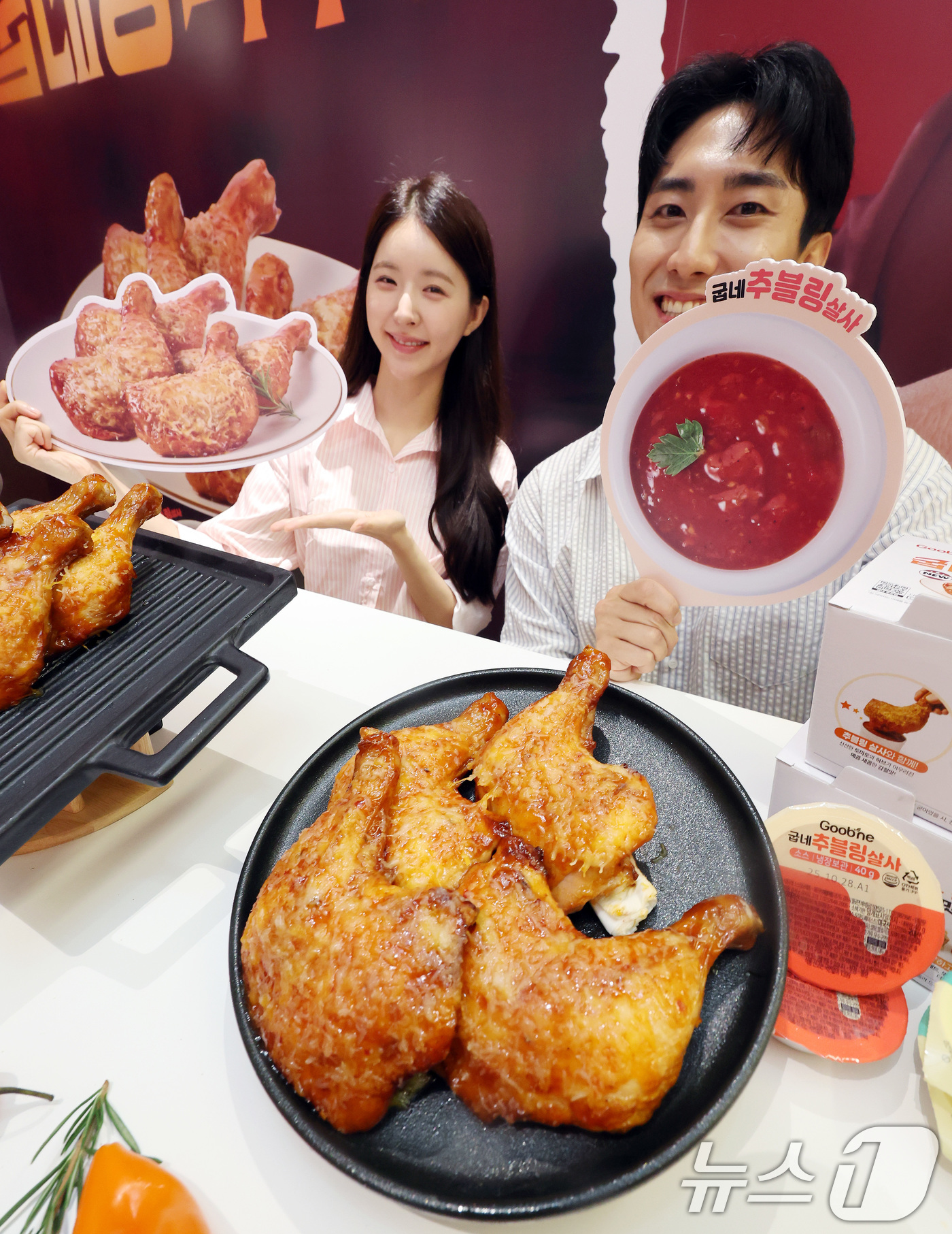 (서울=뉴스1) 이동해 기자 = 1일 오전 서울 마포구 굽네 플레이타운에서 열린 프리미엄 치킨 '굽네 장각구이' 출시 기념행사에서 모델들이 포즈를 취하고 있다. 2025.7.1/뉴 …