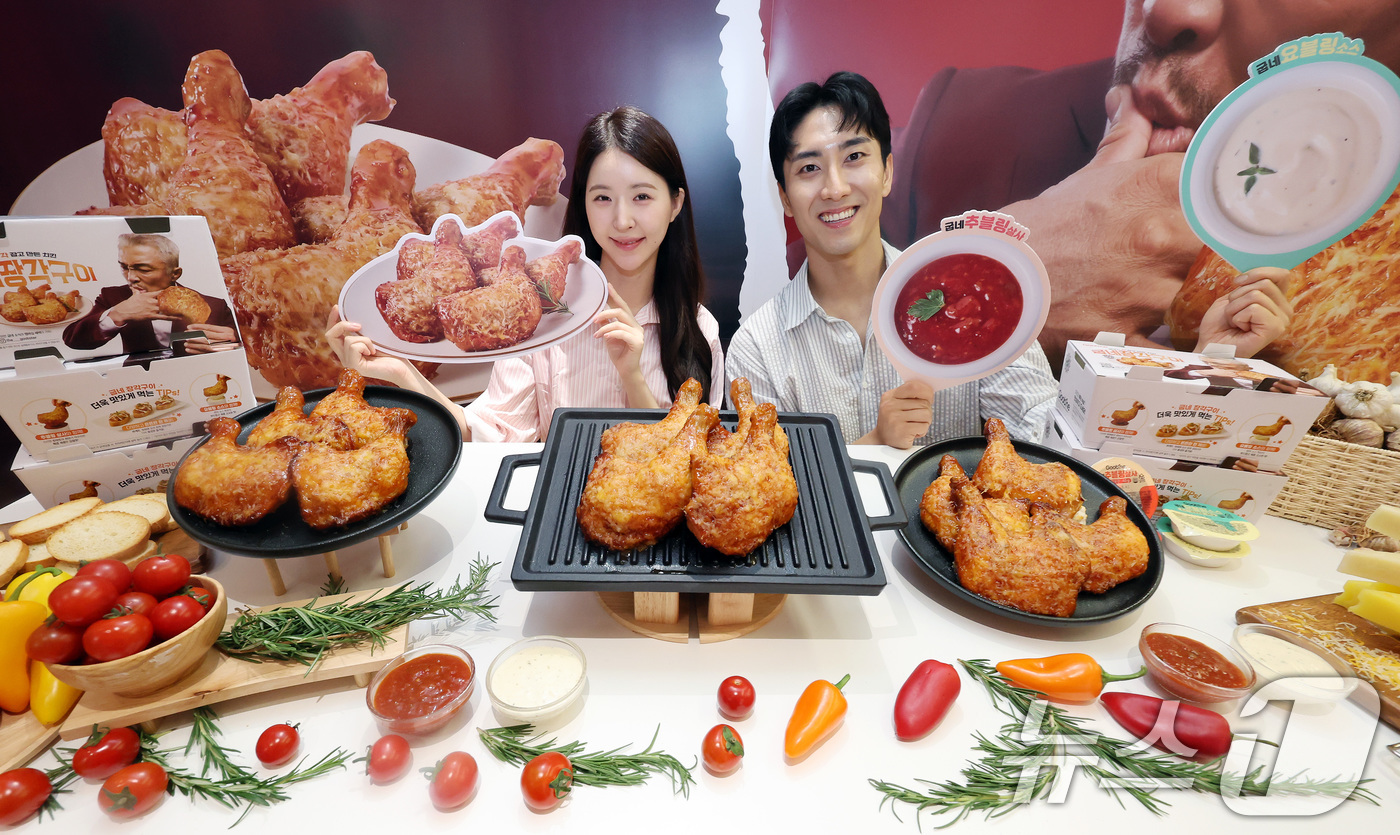 (서울=뉴스1) 이동해 기자 = 1일 오전 서울 마포구 굽네 플레이타운에서 열린 프리미엄 치킨 '굽네 장각구이' 출시 기념행사에서 모델들이 포즈를 취하고 있다. 2025.7.1/뉴 …