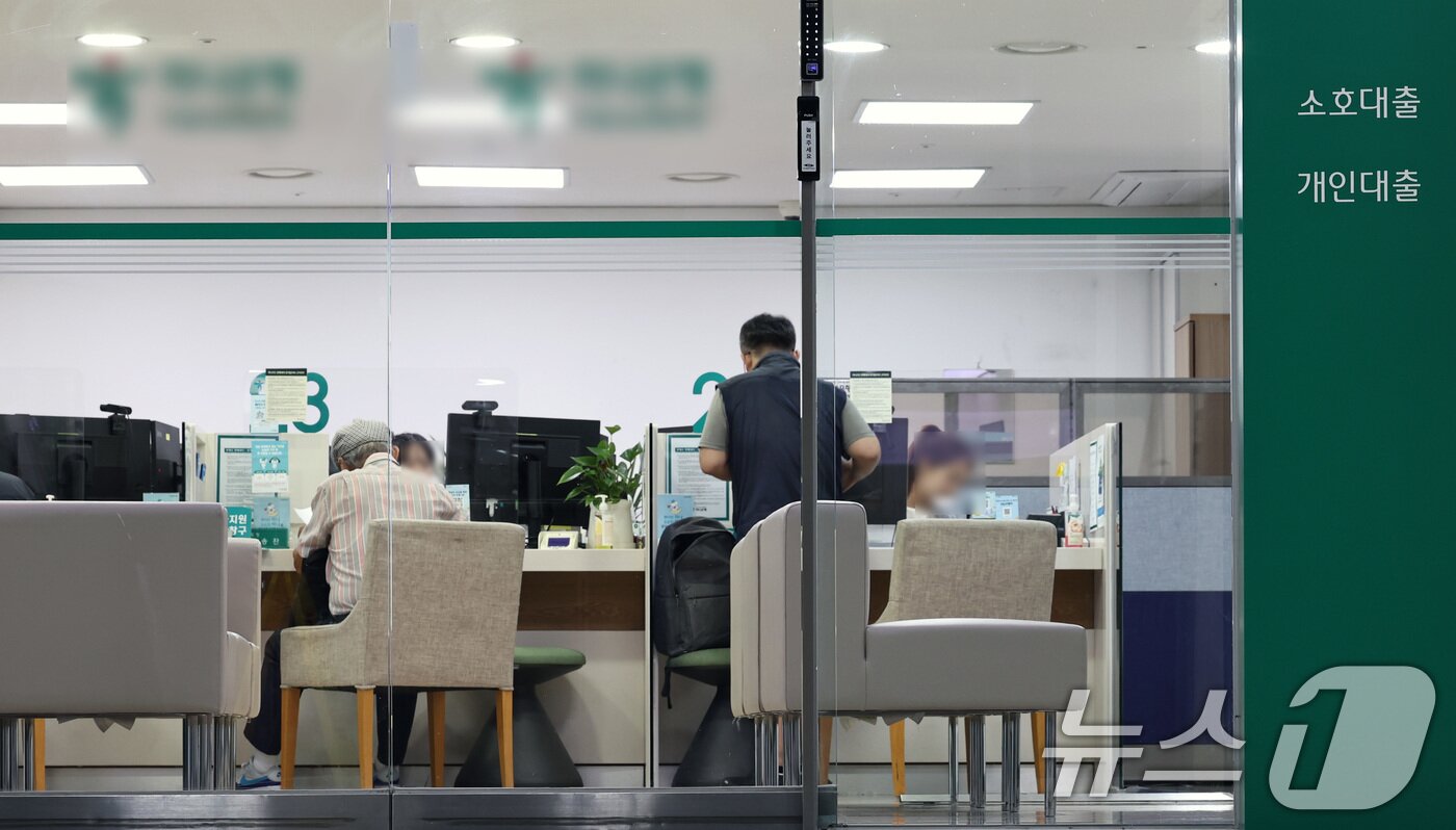본문 이미지 - 서울의 한 시중은행 대출창구의 모습. /뉴스1 ⓒ News1 구윤성 기자