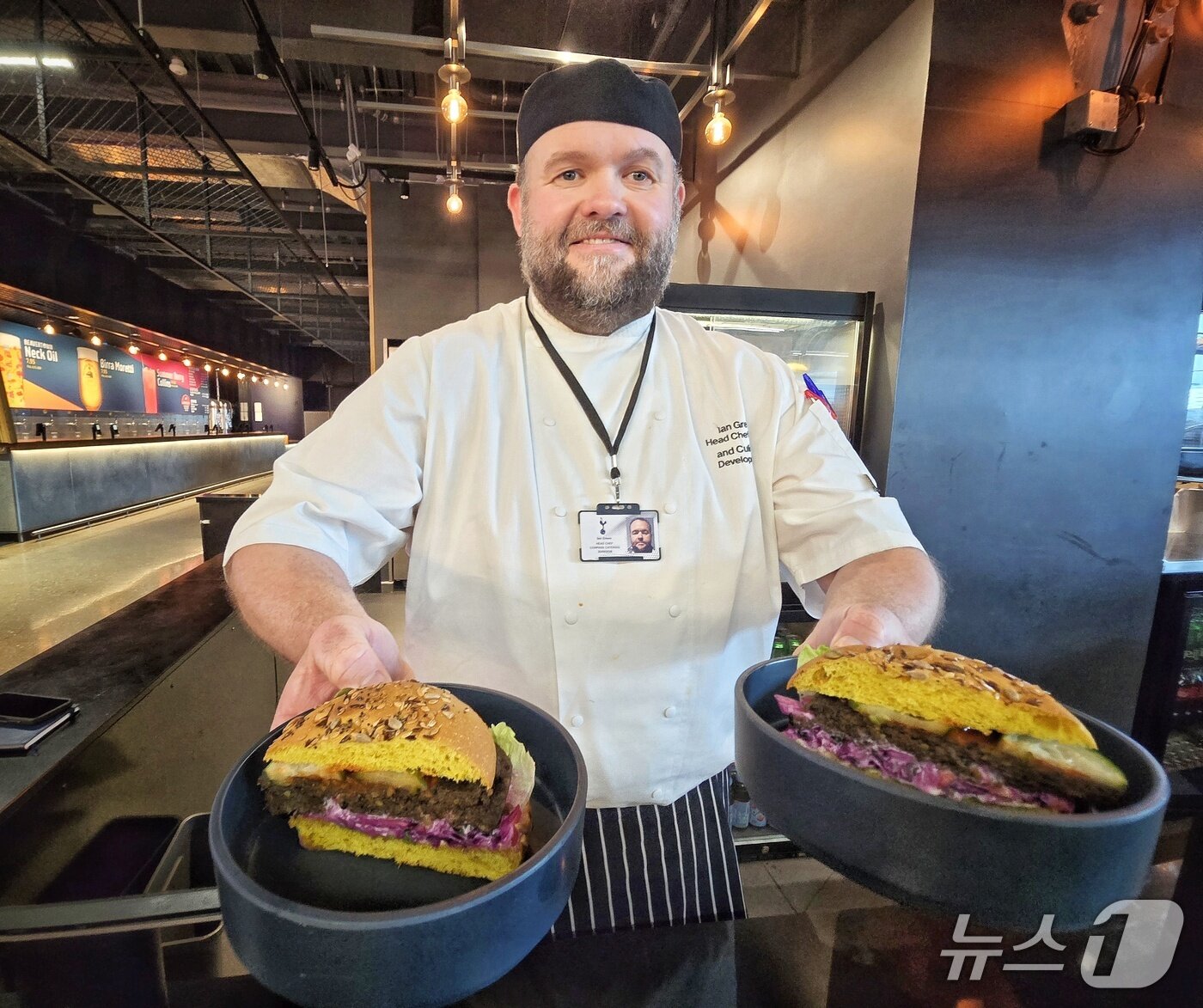 본문 이미지 - 지난달 25일(현지시간) 런던 북부 토트넘 홋스퍼 스타디움에서 만난 총주방장 이언 그린 셰프가 저탄소 음식 등에 대해 설명하고 있다. ⓒ 뉴스1 황덕현 기자