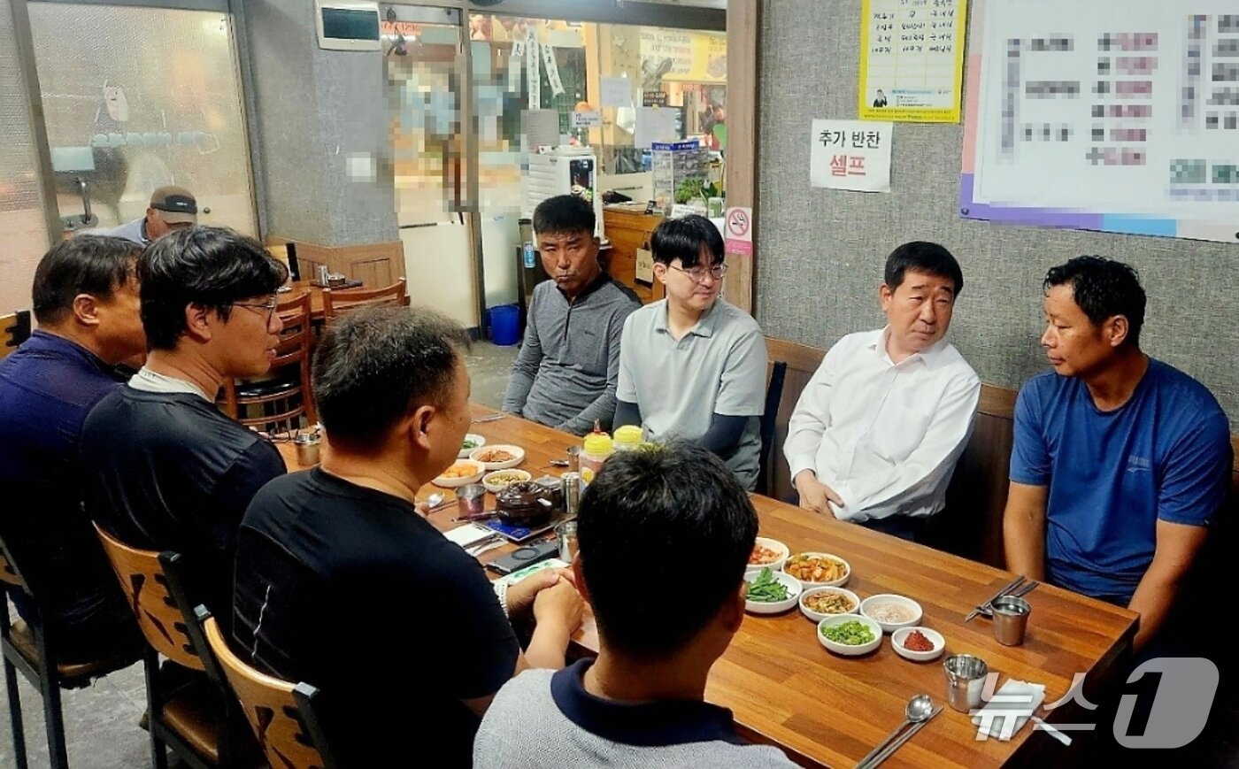 본문 이미지 - 이재영 증평군수가 취임 3주년을 맞은 1일 환경미화원과 수로원들을 찾아 격려하고 있다.(증평군 제공, 재판매 및 DB금지)/뉴스1