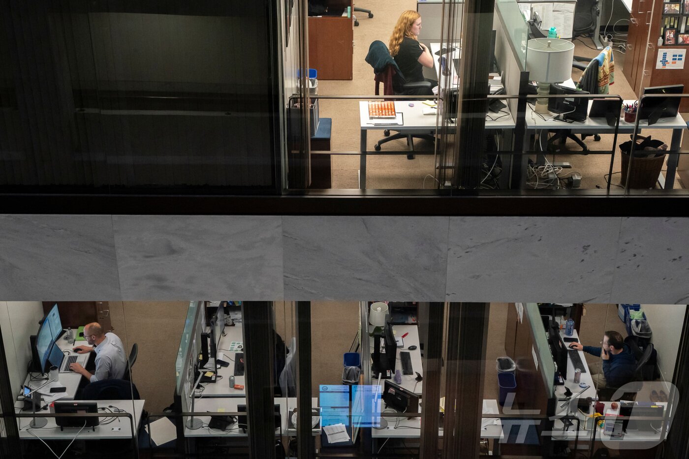 본문 이미지 - 30일(현지시간) 미국 워싱턴 DC 의사당에서 공화당 의원들이 도널드 트럼프 대통령의 대규모 지출 및 세금 법안(메가법안) 통과를 위해 고군분투하는 가운데 의회 직원들이 상원 의원 사무실에서 일하고 있다. 2025.6.30 ⓒ 로이터=뉴스1 ⓒ News1 신기림 기자