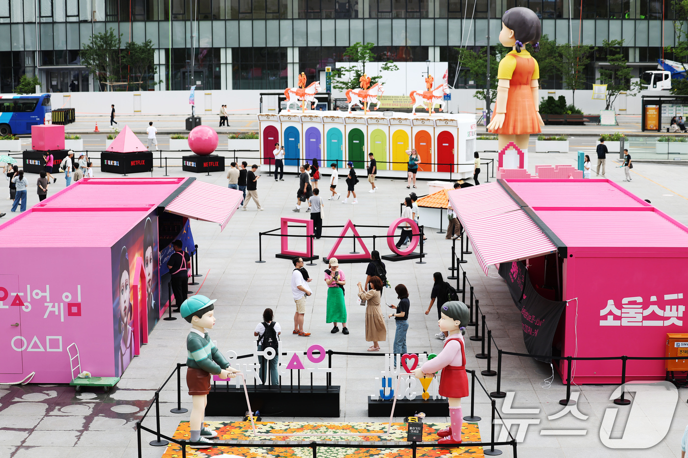 (서울=뉴스1) 장수영 기자 = 1일 오후 서울 종로구 광화문광장에 마련된 넷플릭스 시리즈 오징어게임 시즌3 팝업을 찾은 시민들이 드라마 조형물을 관람하고 있다.온라인 콘텐츠 서비 …