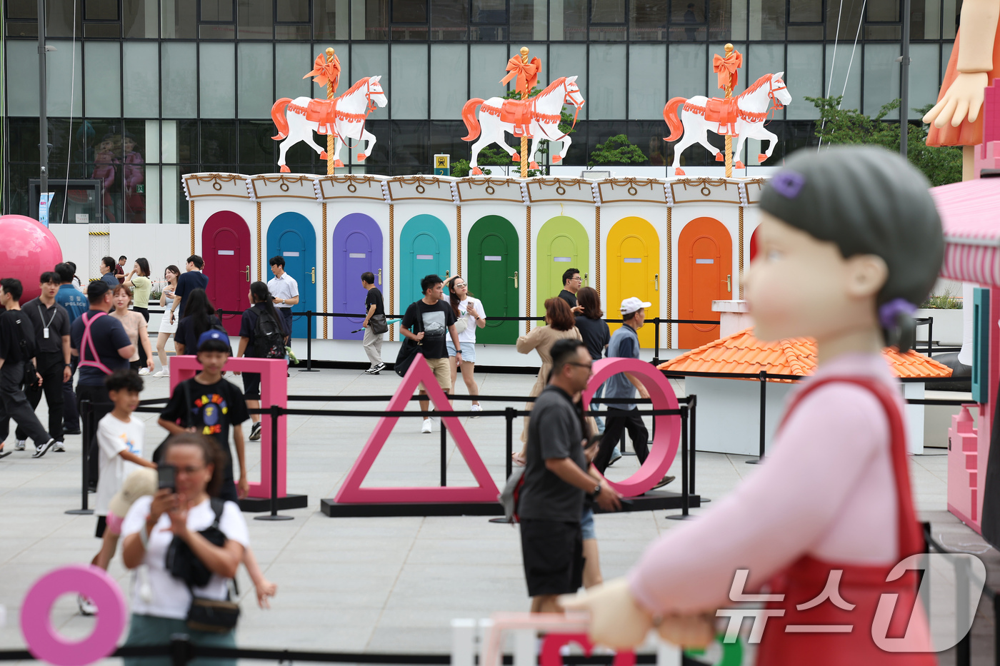 (서울=뉴스1) 장수영 기자 = 1일 오후 서울 종로구 광화문광장에 마련된 넷플릭스 시리즈 오징어게임 시즌3 팝업을 찾은 시민들이 드라마 조형물을 관람하고 있다.온라인 콘텐츠 서비 …