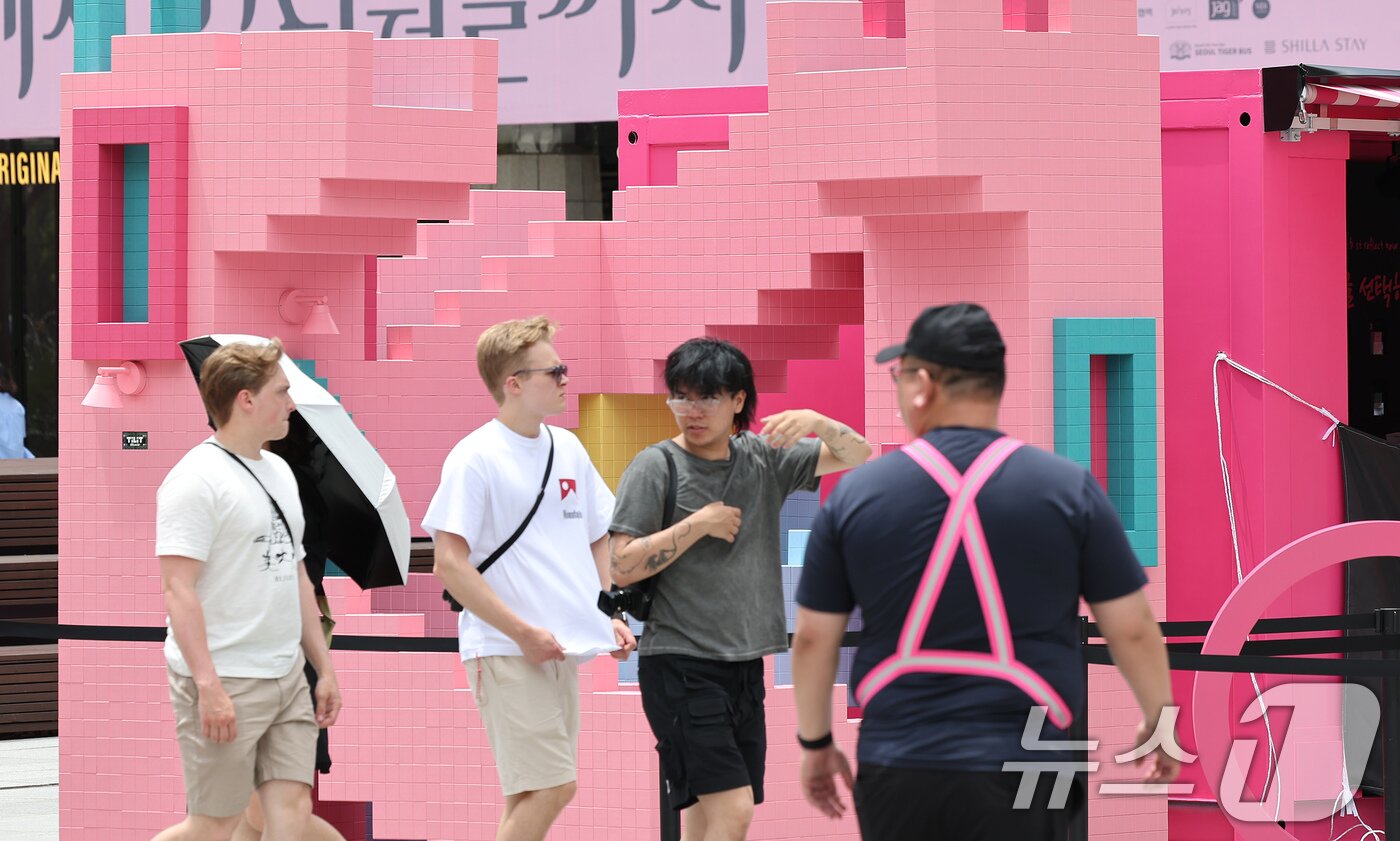 본문 이미지 - 1일 오후 서울 종로구 광화문광장에 마련된 넷플릭스 시리즈 오징어게임 시즌3 팝업을 찾은 시민들이 드라마 조형물을 관람하고 있다. 2025.7.1/뉴스1 ⓒ News1 장수영 기자