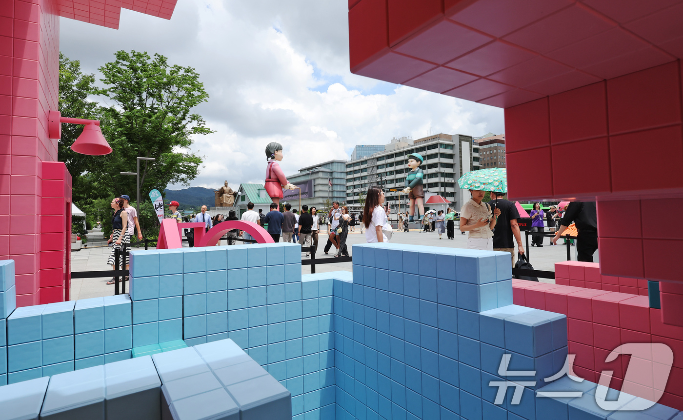 (서울=뉴스1) 장수영 기자 = 1일 오후 서울 종로구 광화문광장에 마련된 넷플릭스 시리즈 오징어게임 시즌3 팝업을 찾은 시민들이 드라마 조형물을 관람하고 있다.온라인 콘텐츠 서비 …