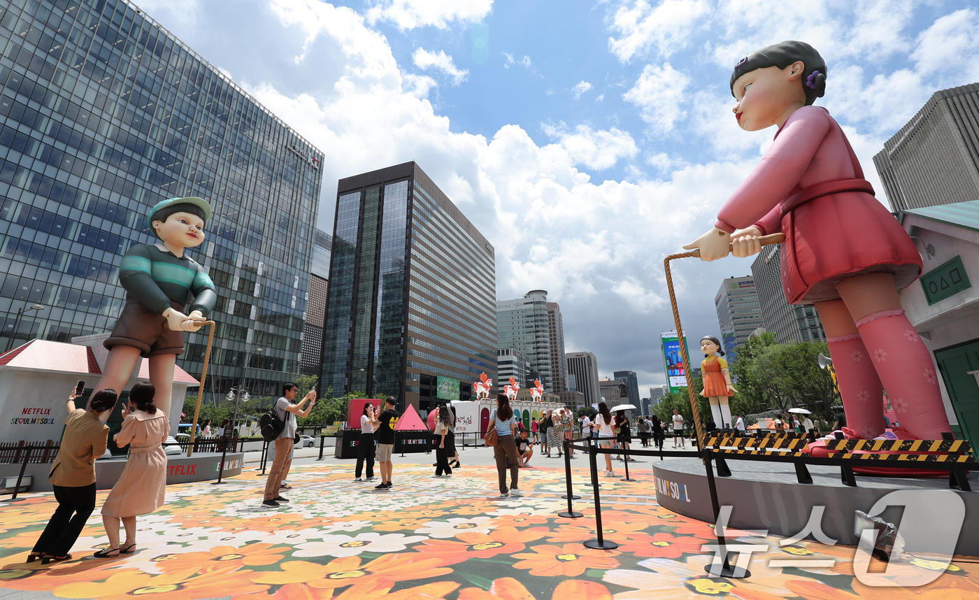 (서울=뉴스1) 장수영 기자 = 1일 오후 서울 종로구 광화문광장에 마련된 넷플릭스 시리즈 오징어게임 시즌3 팝업을 찾은 시민들이 드라마 조형물을 관람하고 있다.온라인 콘텐츠 서비 …